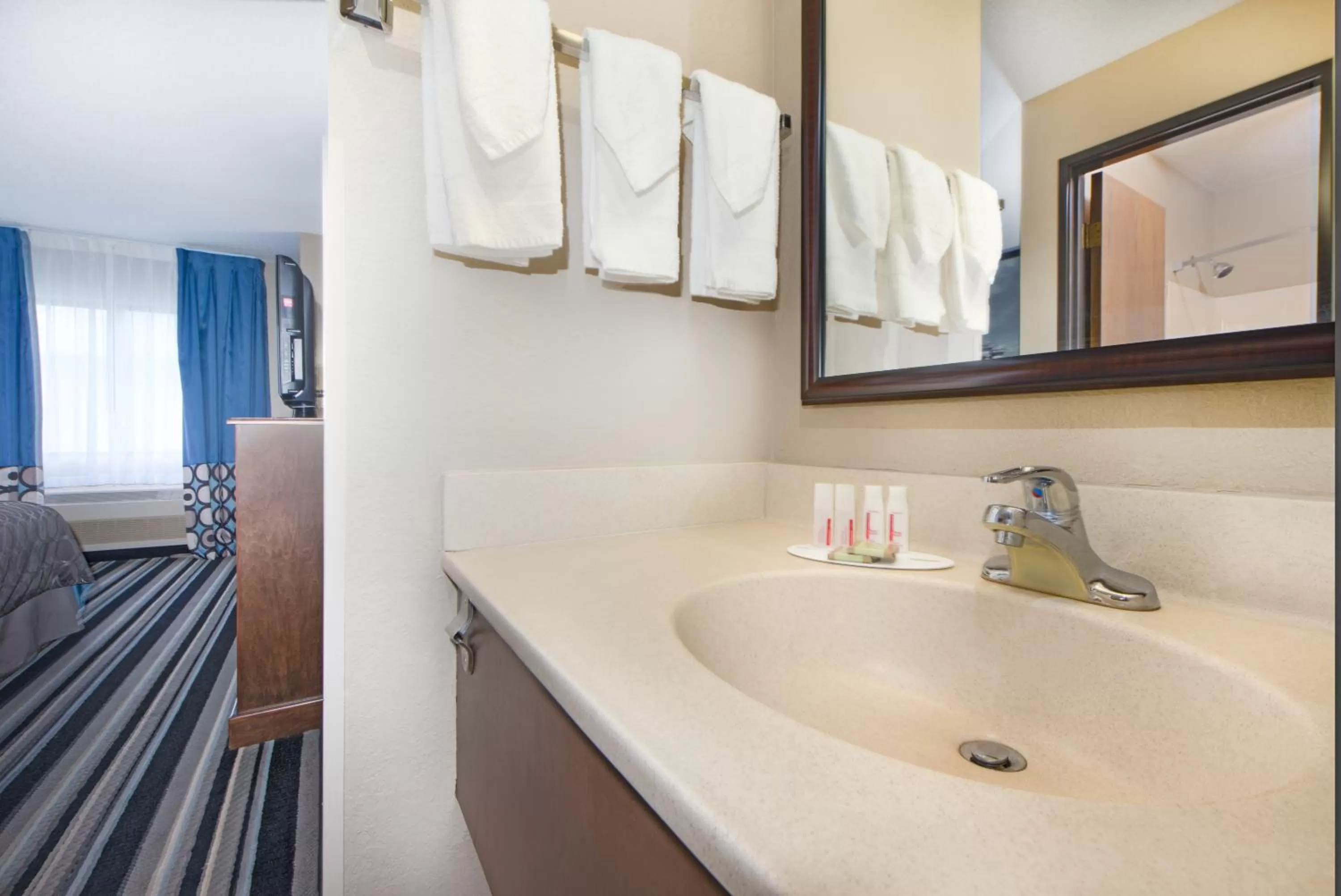 Queen Room - Mobility Access/Non-Smoking in Super 8 by Wyndham Fairfield