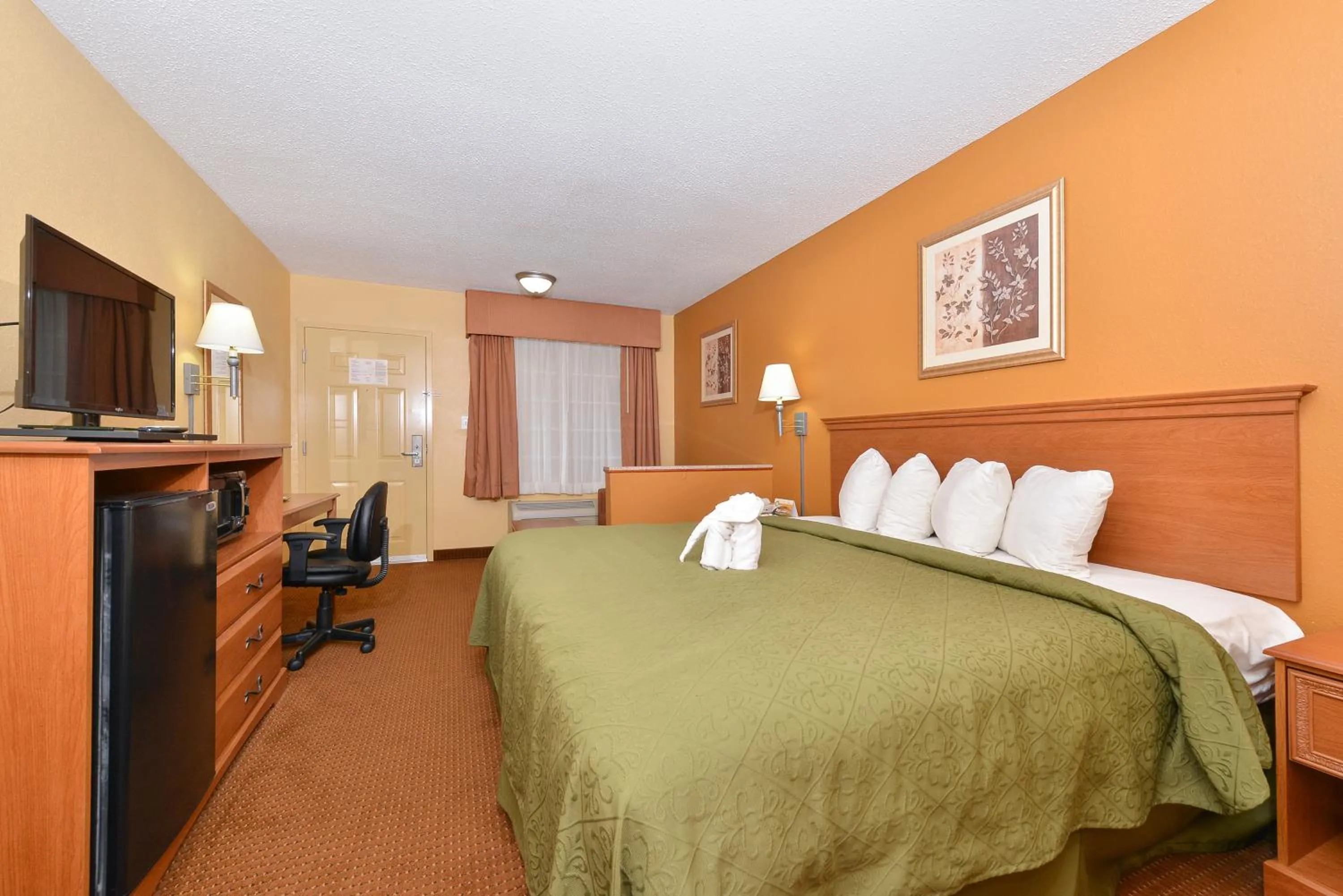 King Suite with Sofa Bed - Non-Smoking in Quality Inn & Suites Cartersville North
