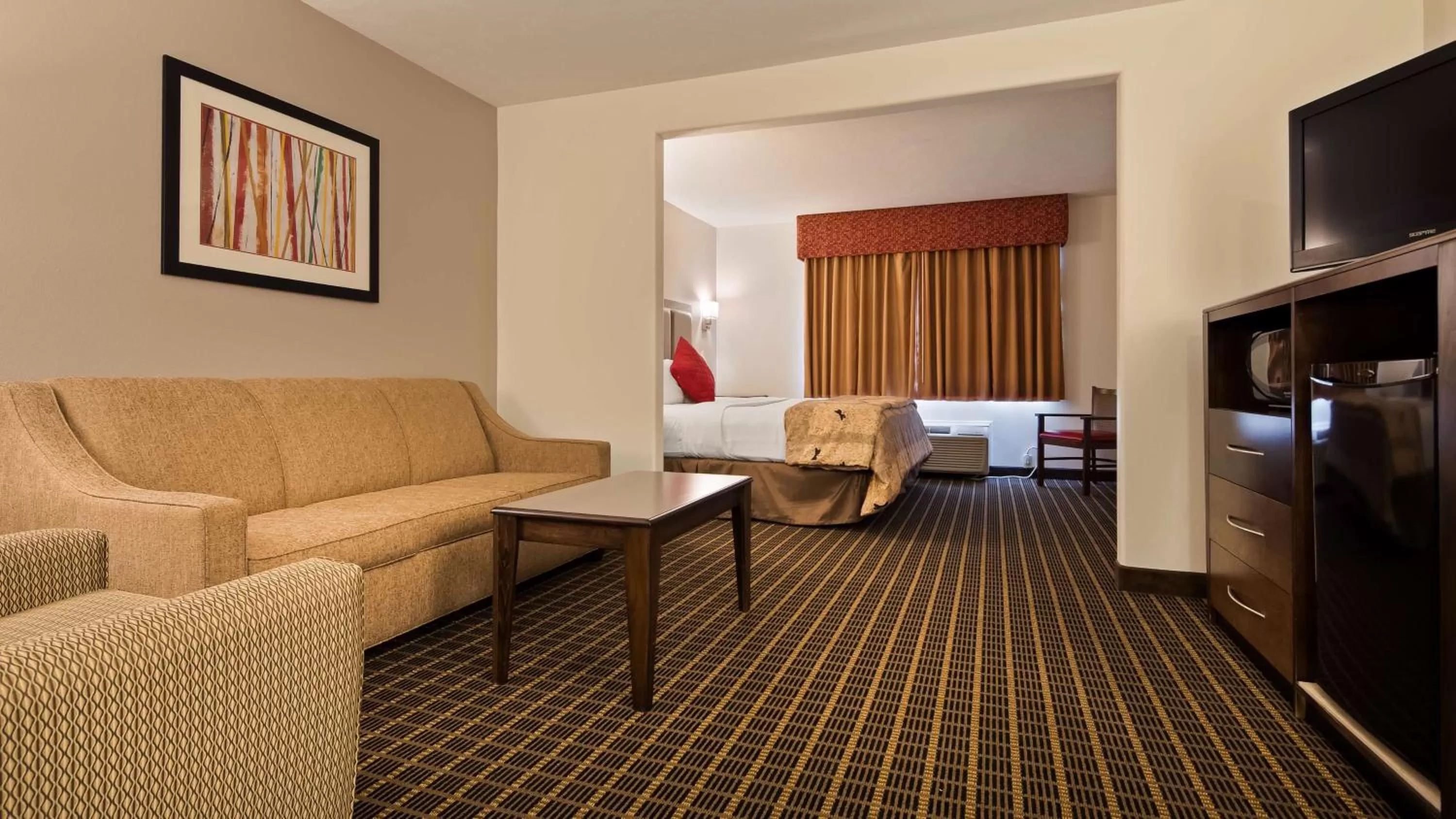 One-Bedroom King Suite with Sofa Bed and Wet Bar - Non-Smoking in Best Western Plus Eagleridge Inn & Suites