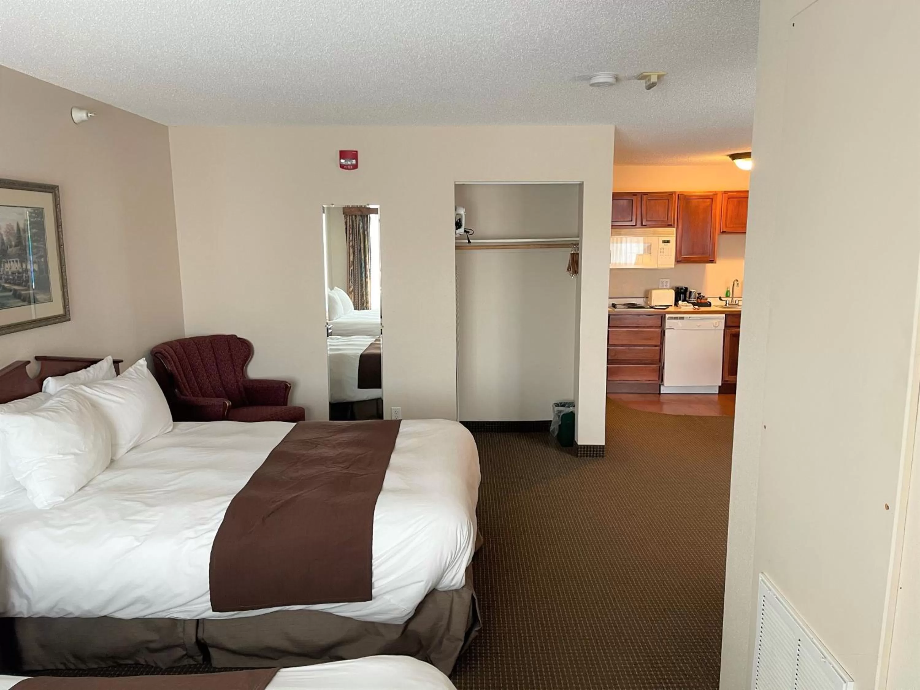 Deluxe Queen Suite in River Hills Hotel- Mankato