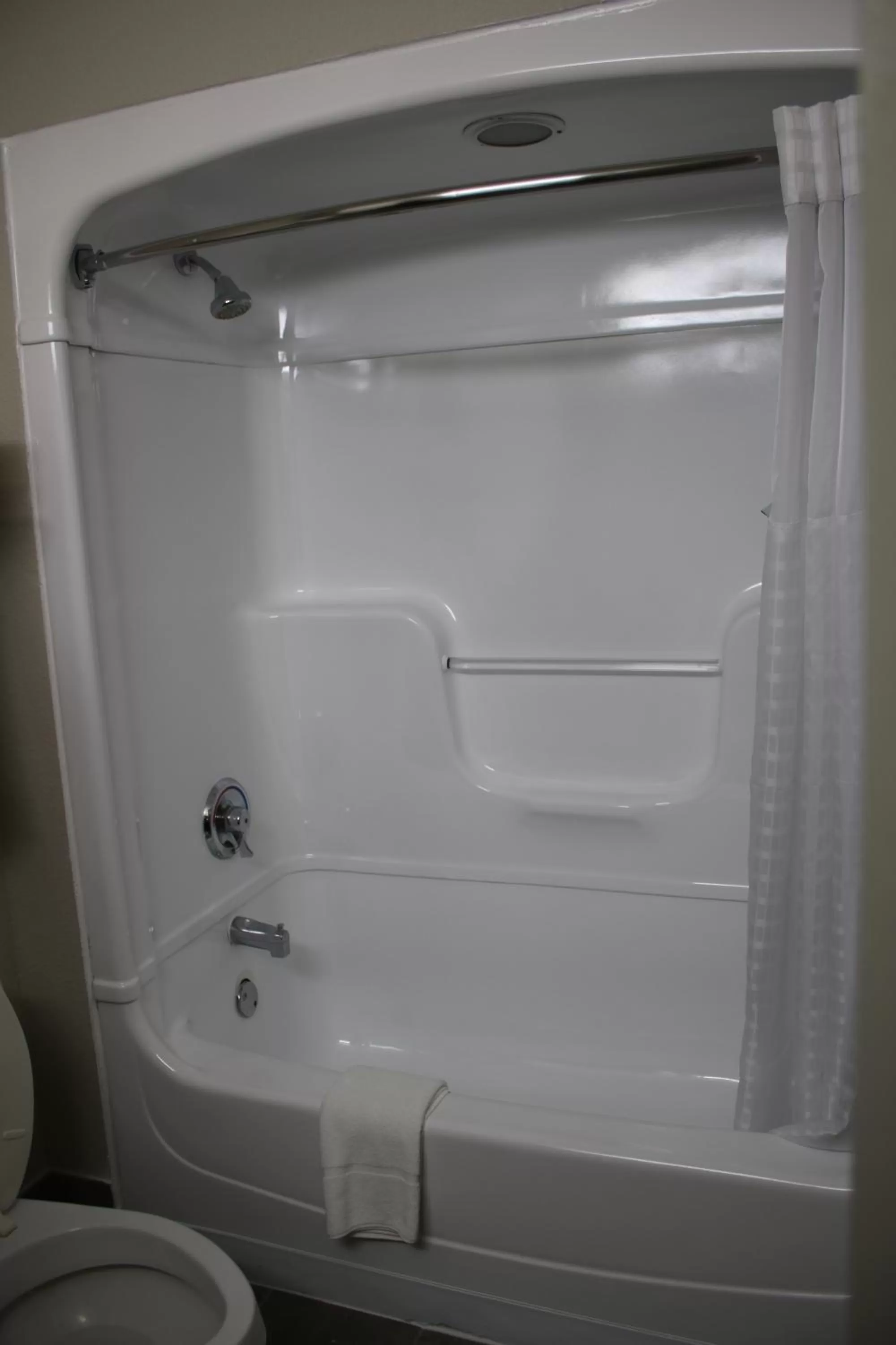 1 King Bed, Mobility/Hearing Accessible Room, Roll-In Shower, Non-Smoking in Days Inn by Wyndham Waco University Area