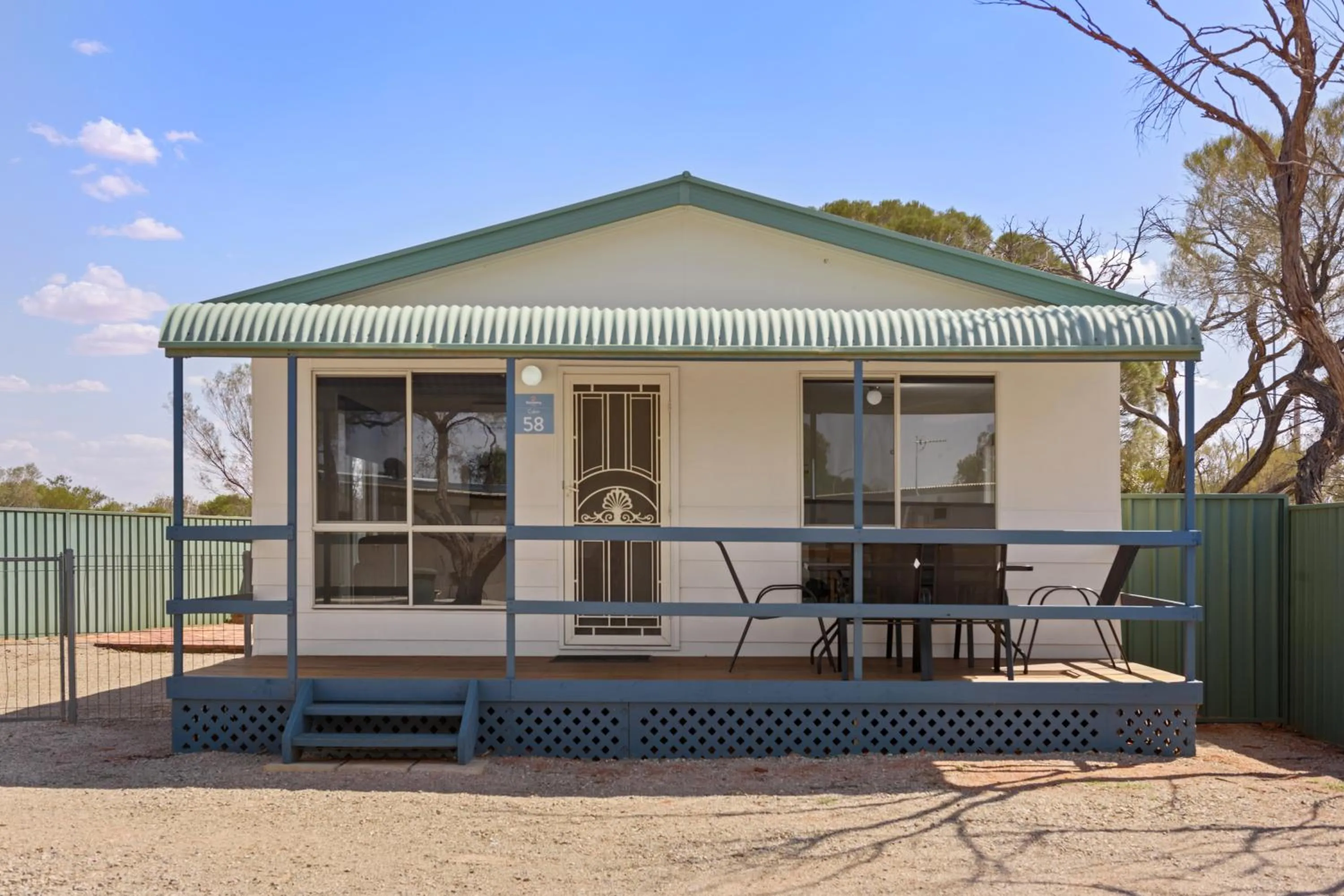 Superior 3 Bedroom Cabin in Discovery Parks - Roxby Downs