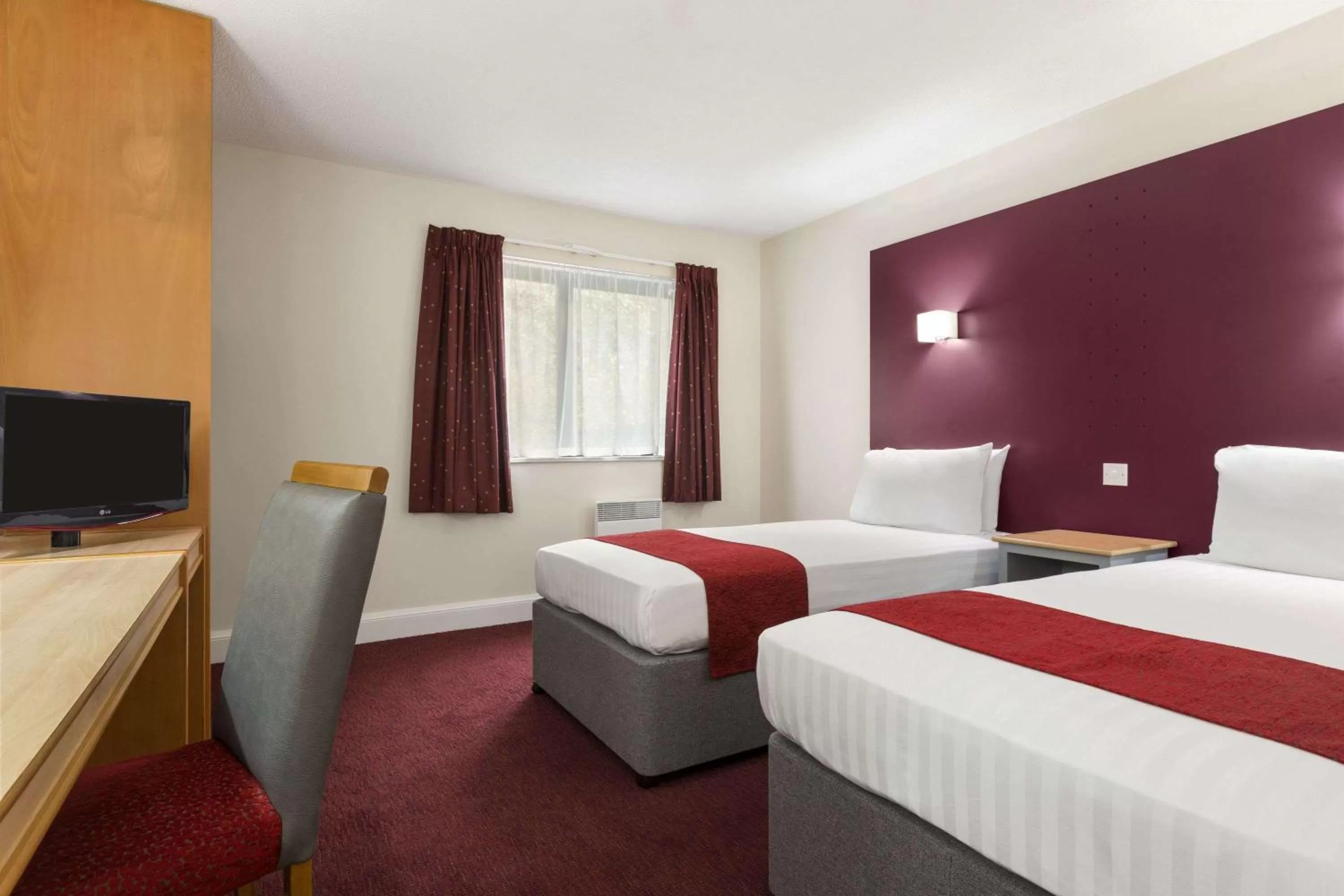 Twin Room in Days Inn Maidstone