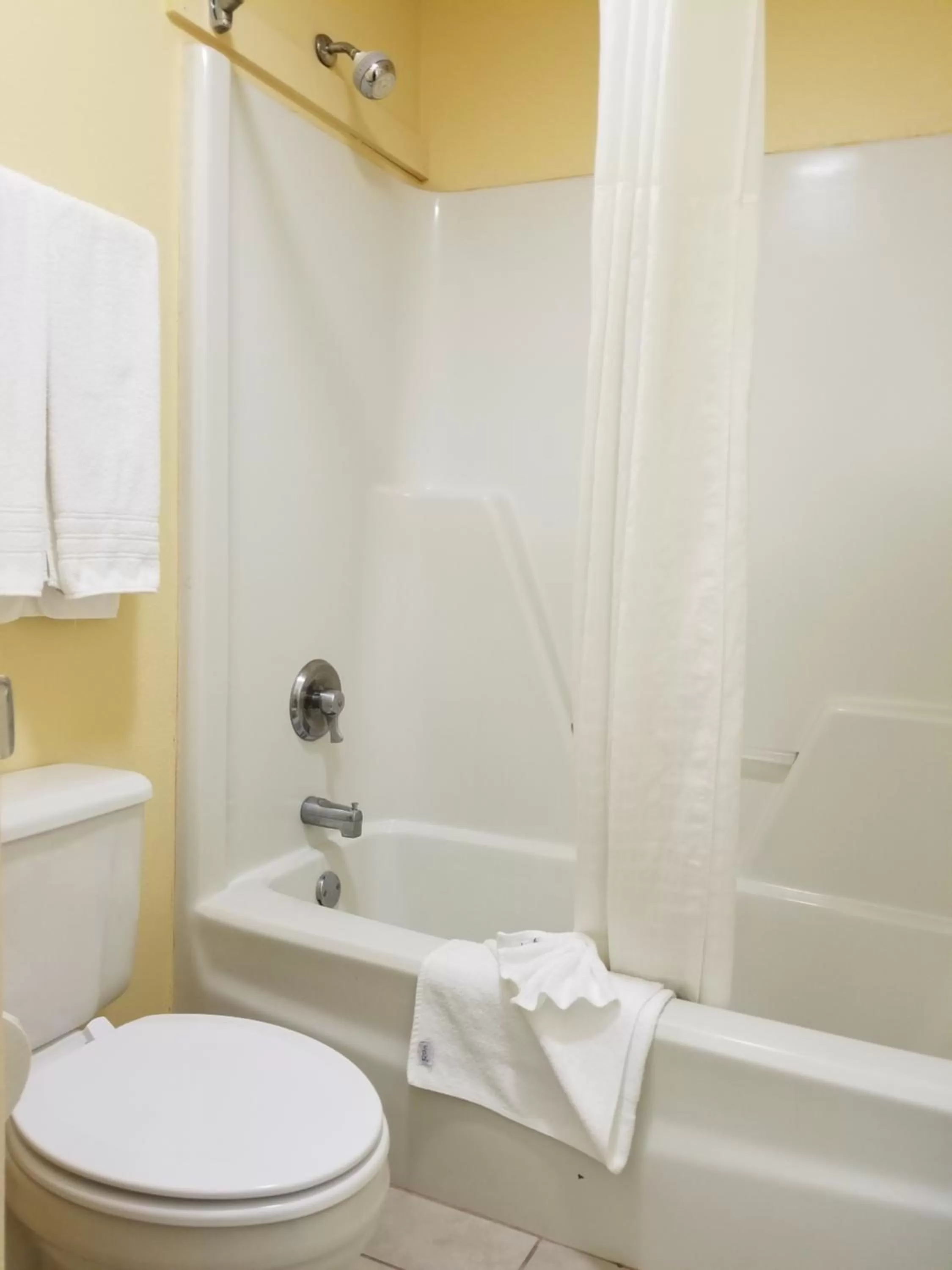 Standard King Room - Smoking in Days Inn by Wyndham Camilla