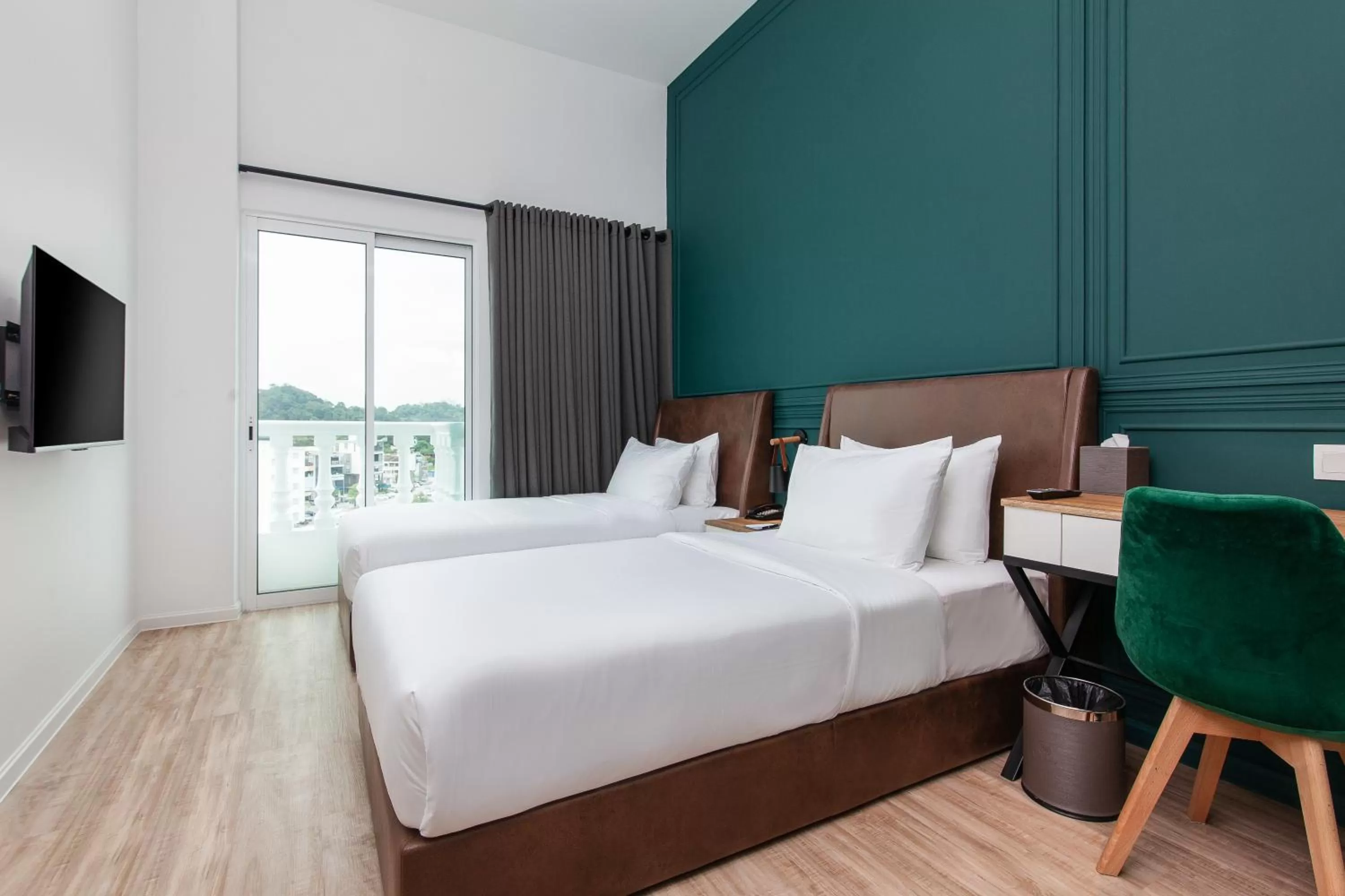 Premier Twin Room in Wesley Hotel