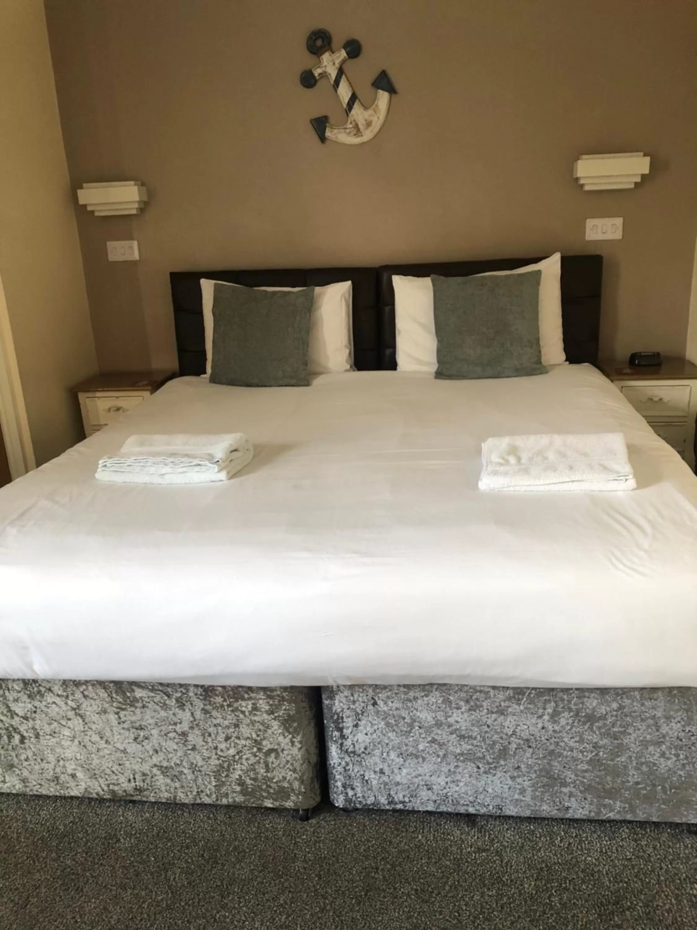 Large Twin Room in Queen Phillippa