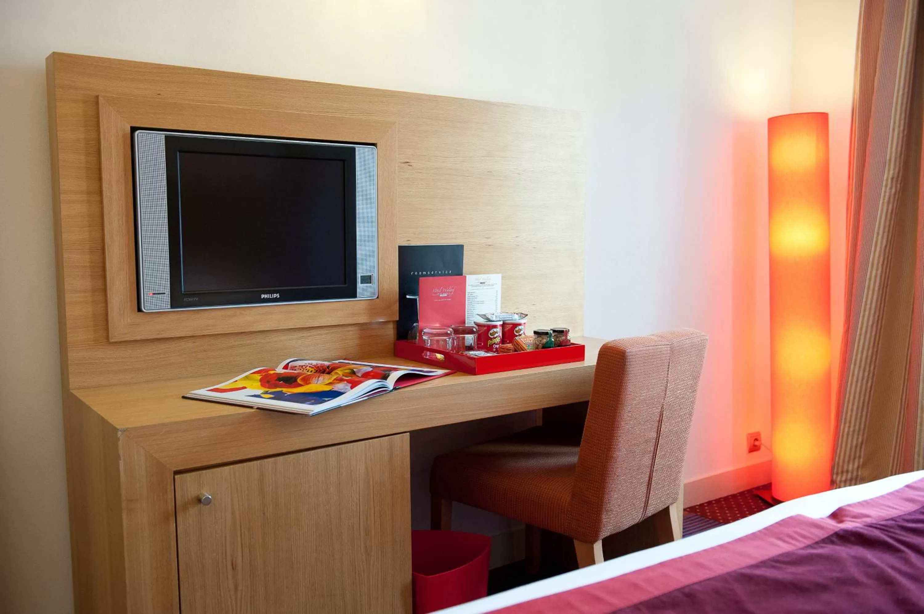 Classic Twin Room in Westside Arc de Triomphe Hotel