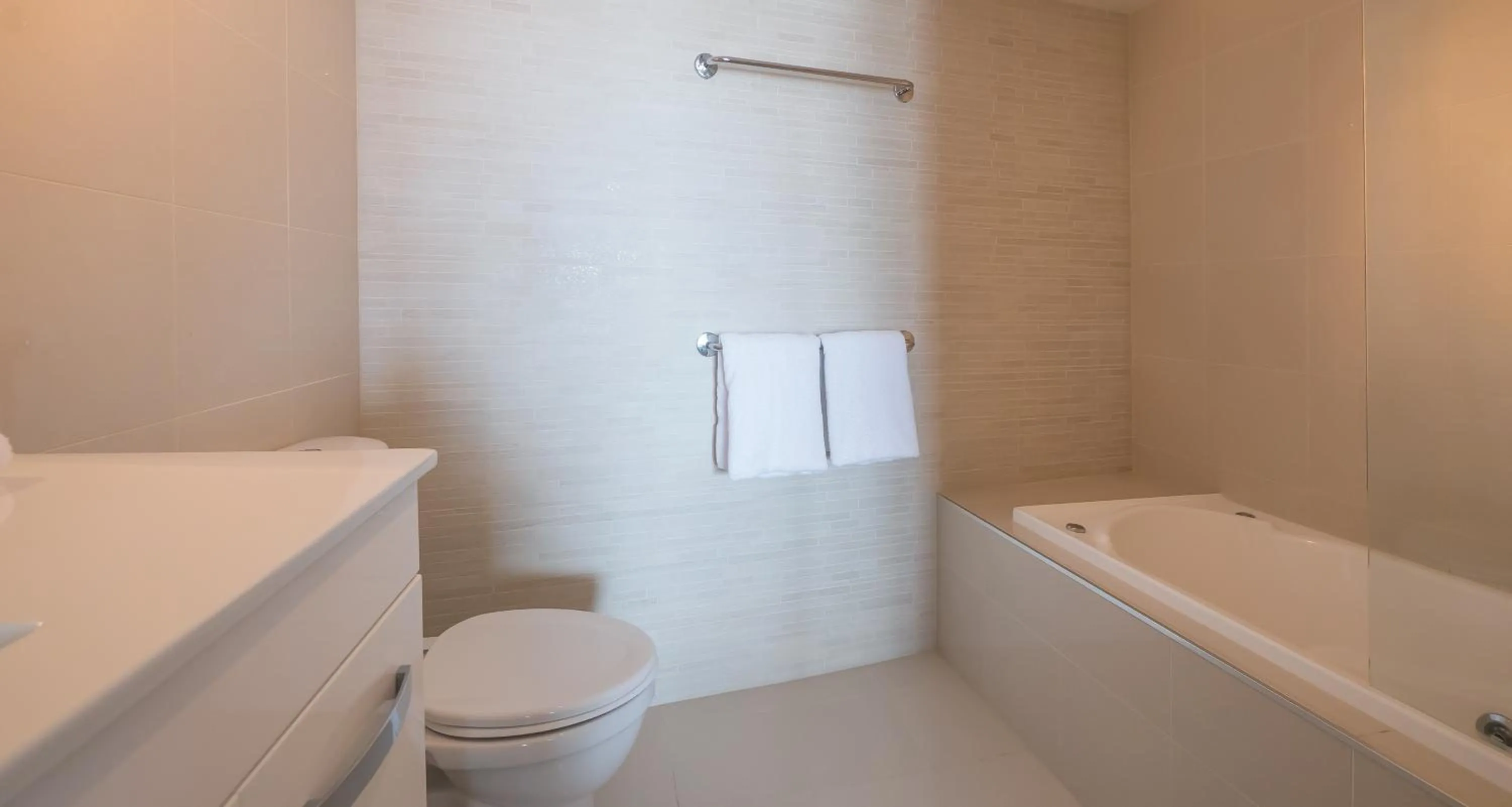 Renovated Studio with Spa Bath in Broadbeach Savannah Resort