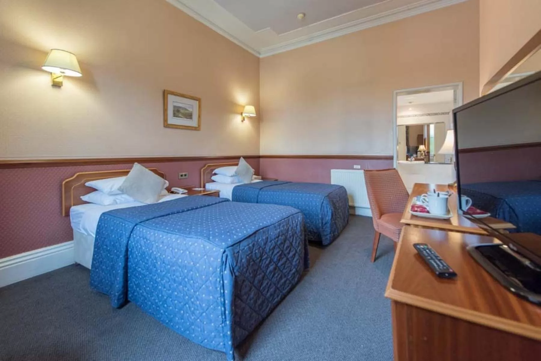 Classic Twin Room in Cairn Hotel