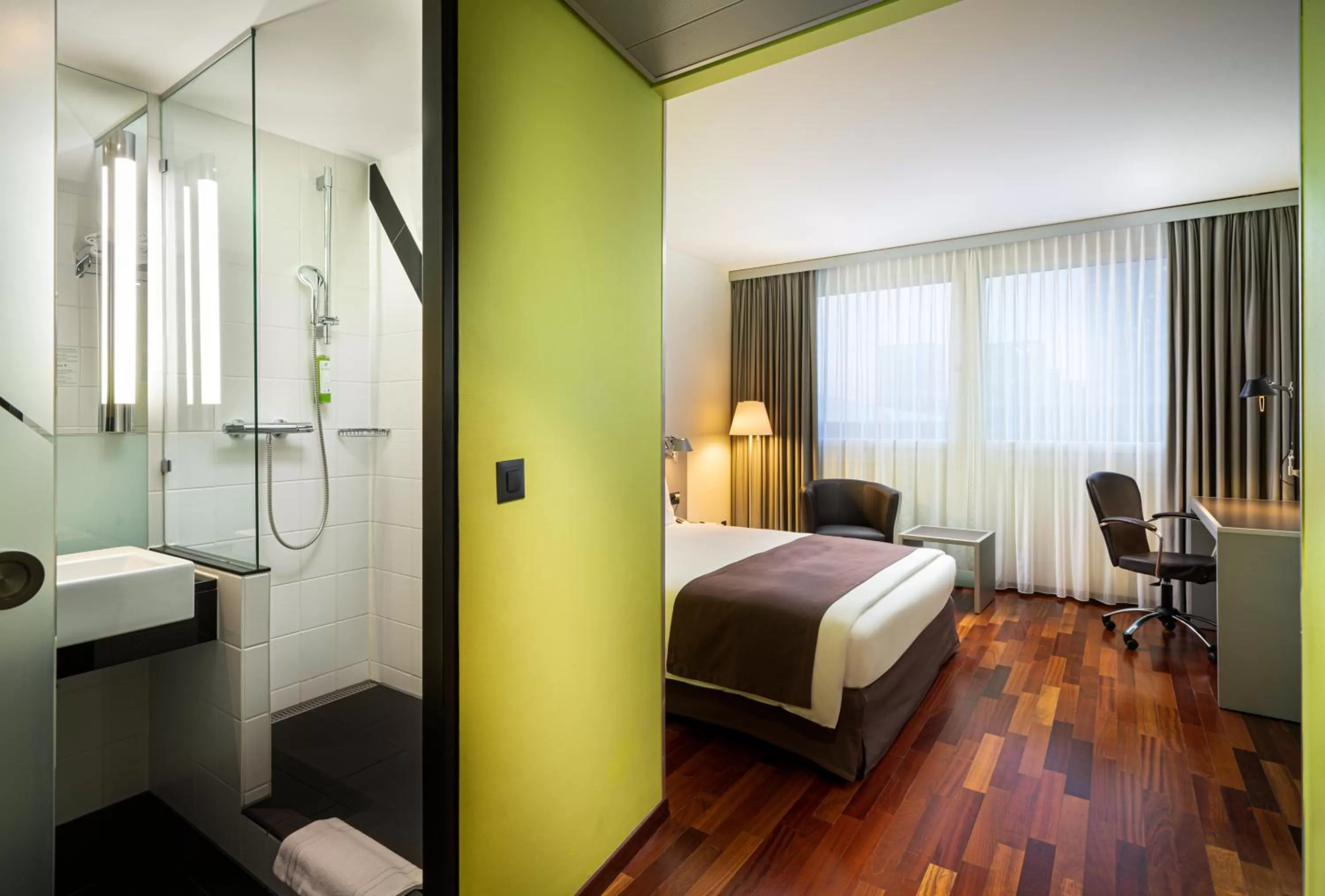 Standard Queen Room in Holiday Inn Zürich Messe by IHG