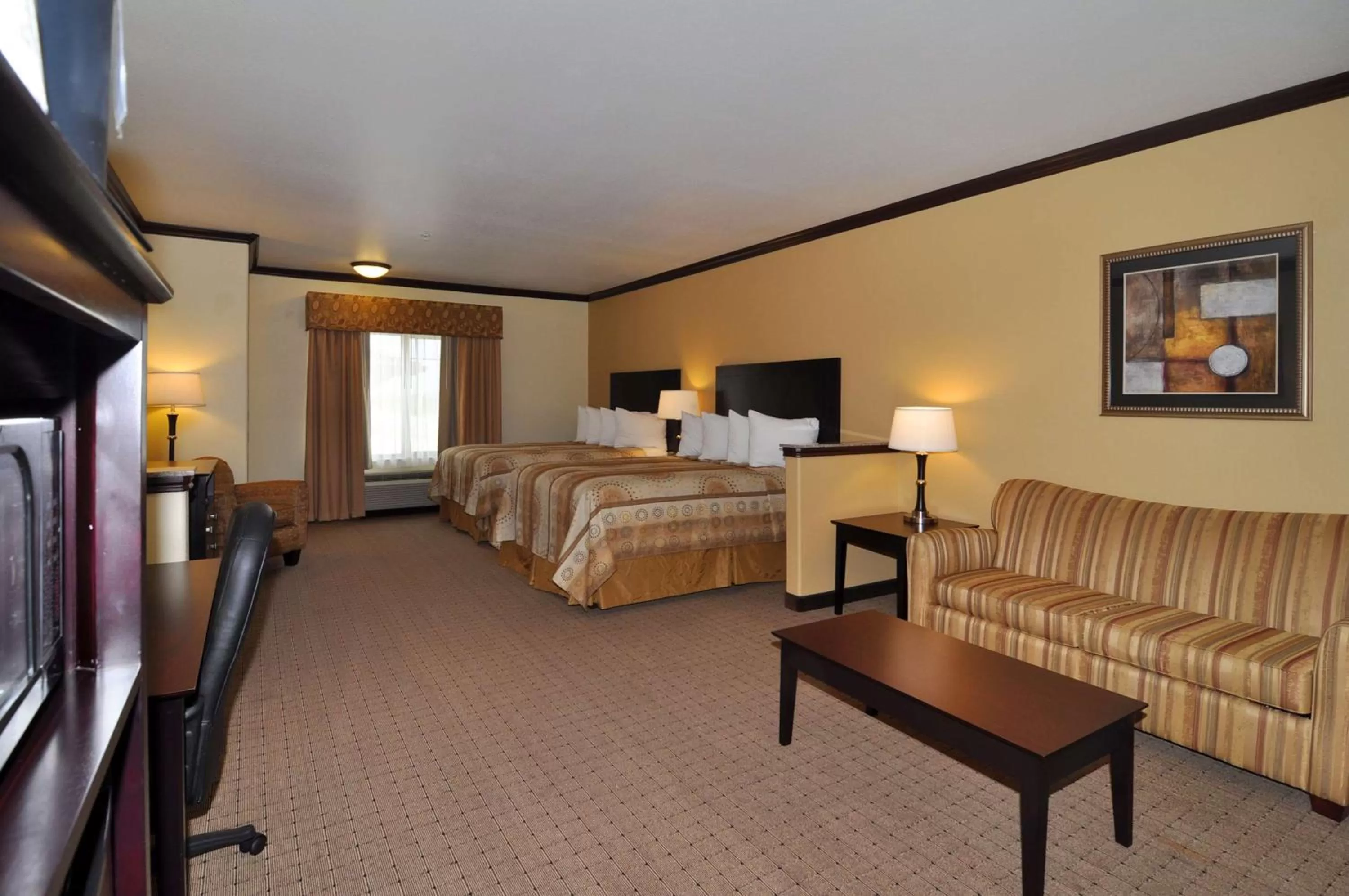 Queen Suite with Two Queen Beds and Sofa Bed - Non-Smoking in Best Western Plus Royal Mountain Inn & Suites