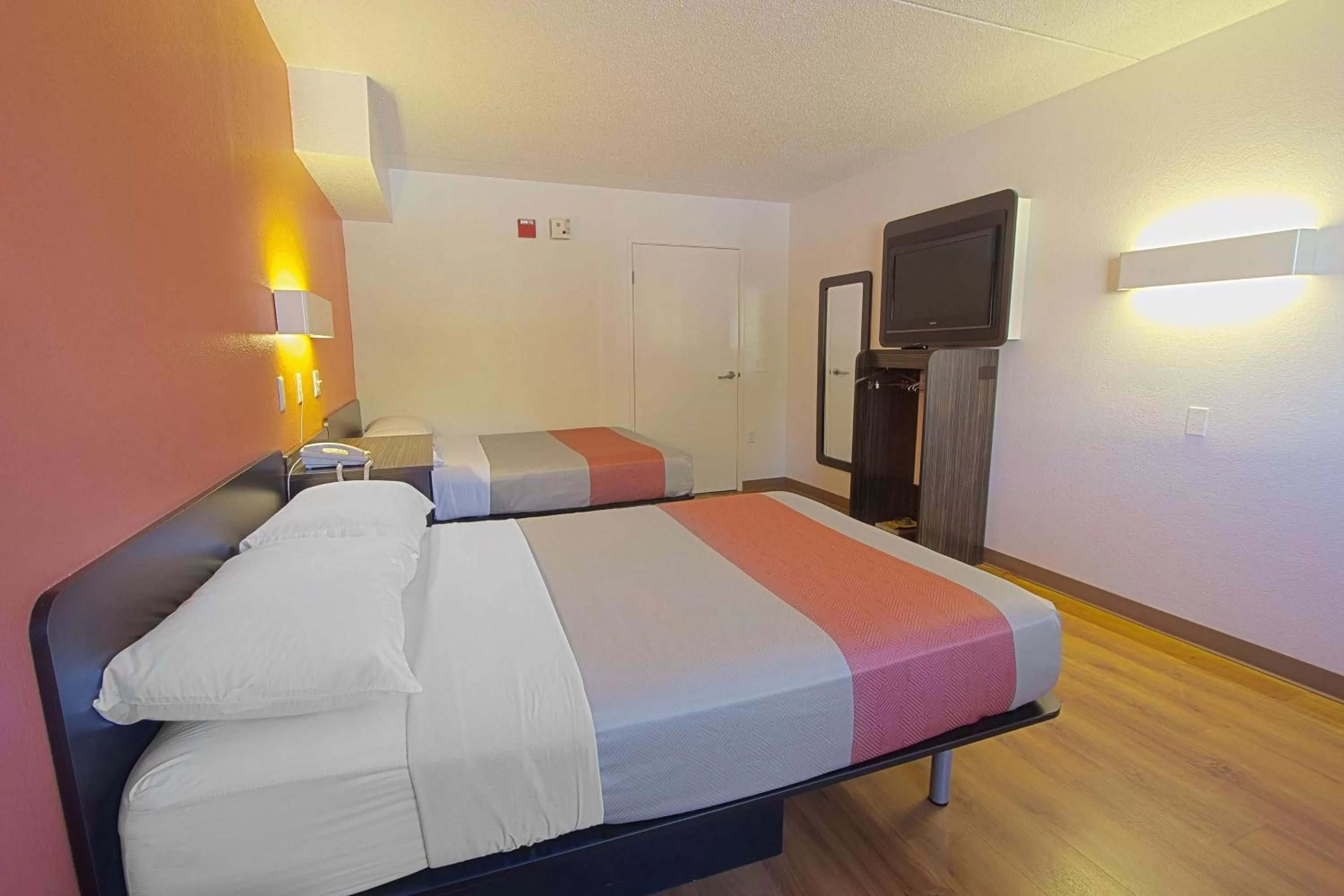 Quadruple Room - Disability Access - Roll in Shower in Motel 6-Piscataway, NJ