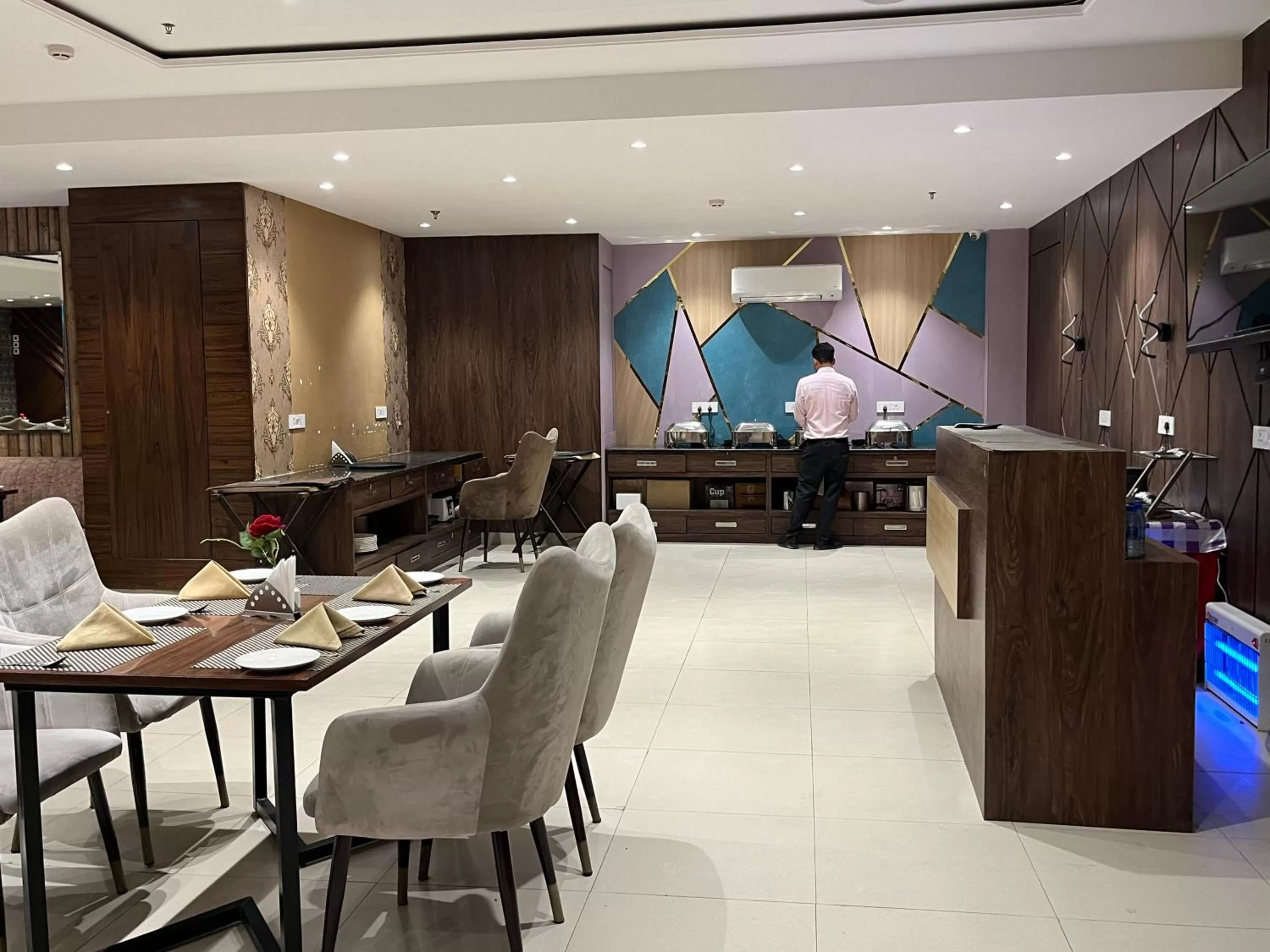 Restaurant/places to eat in Hotel RRV with Free Parking