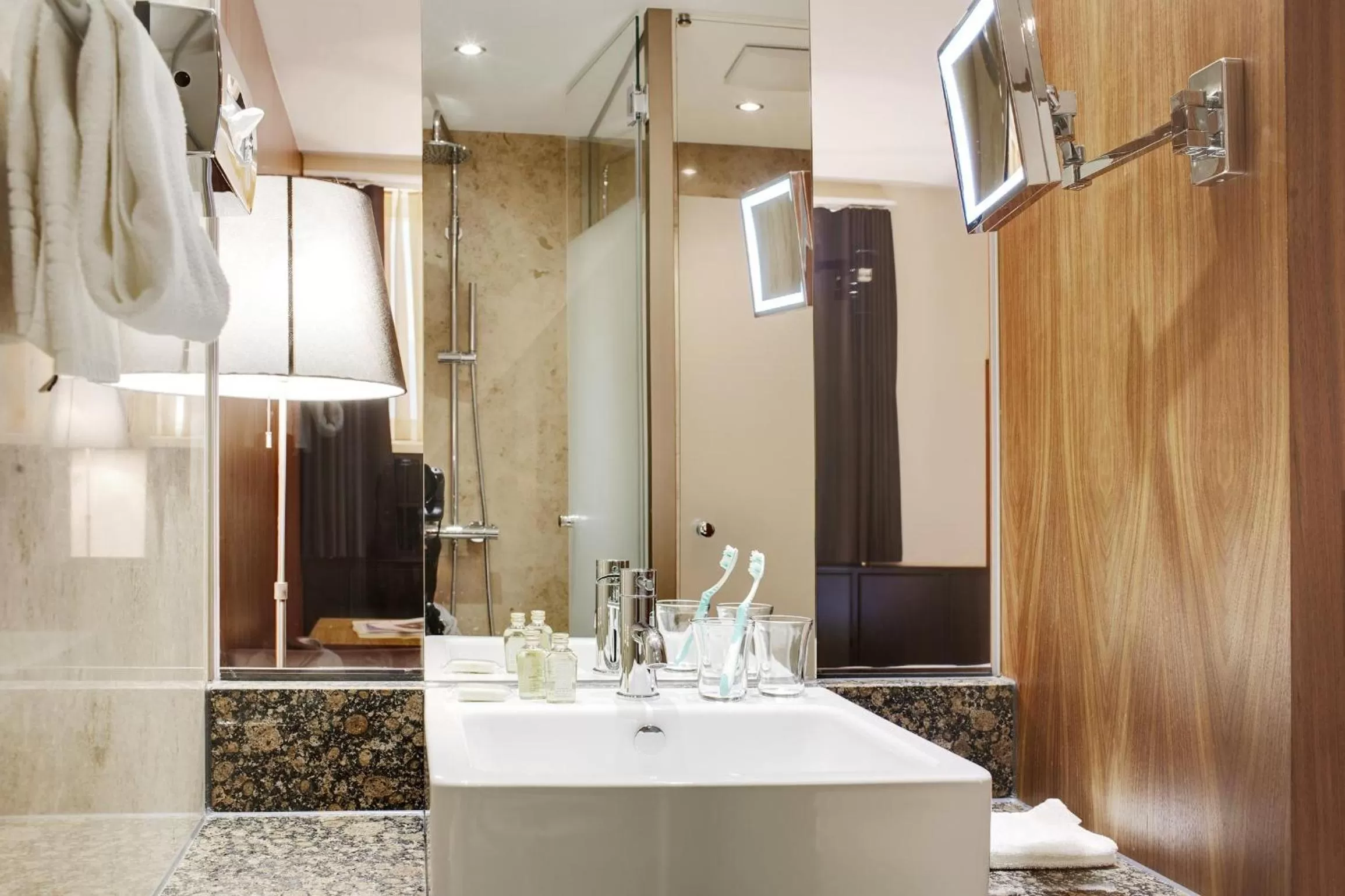 Family Room with 2 Bedrooms in Hotel du Commerce