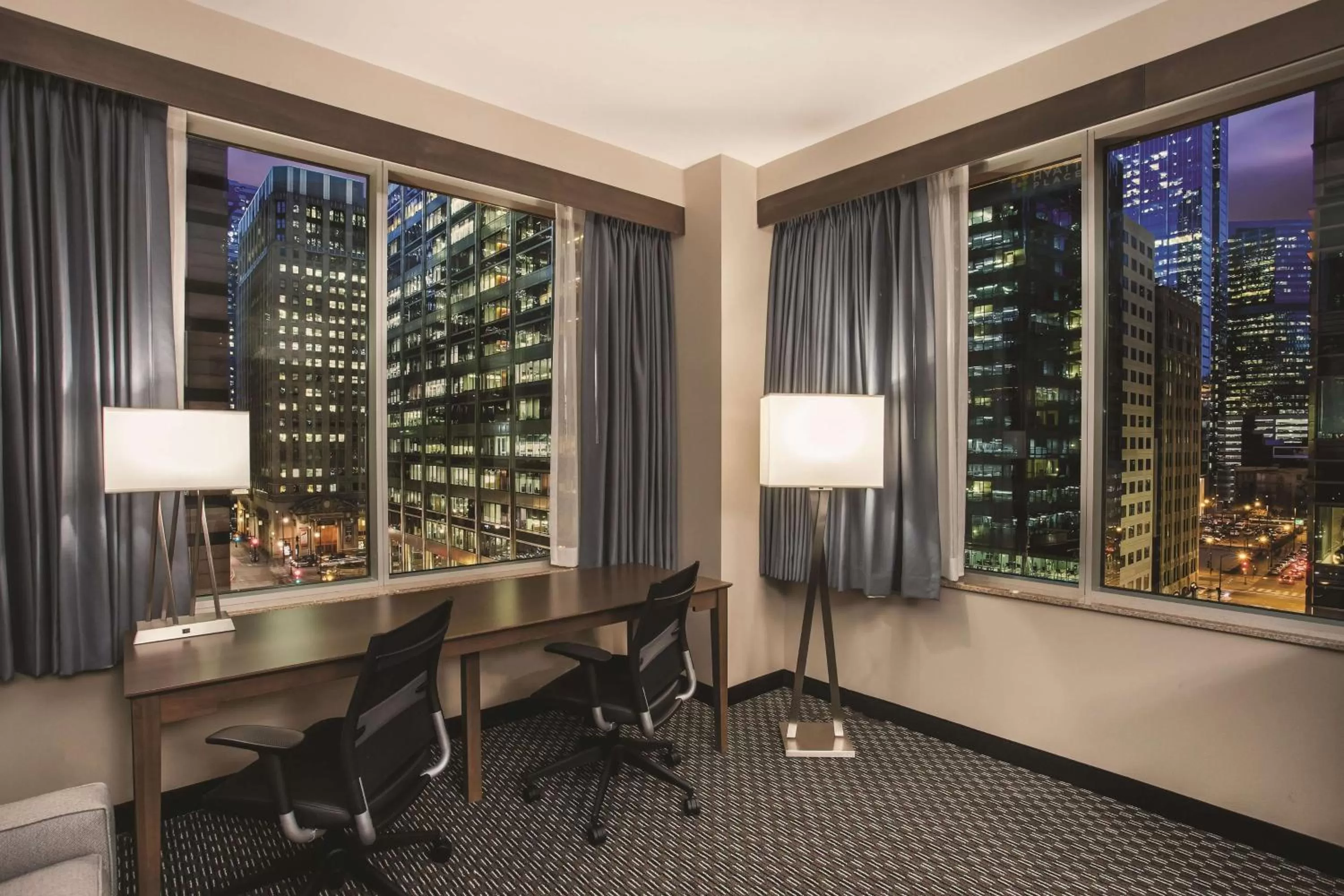 Corner King Suite with Sofa Bed and Panoramic City View - Non-Smoking in La Quinta by Wyndham Chicago Downtown