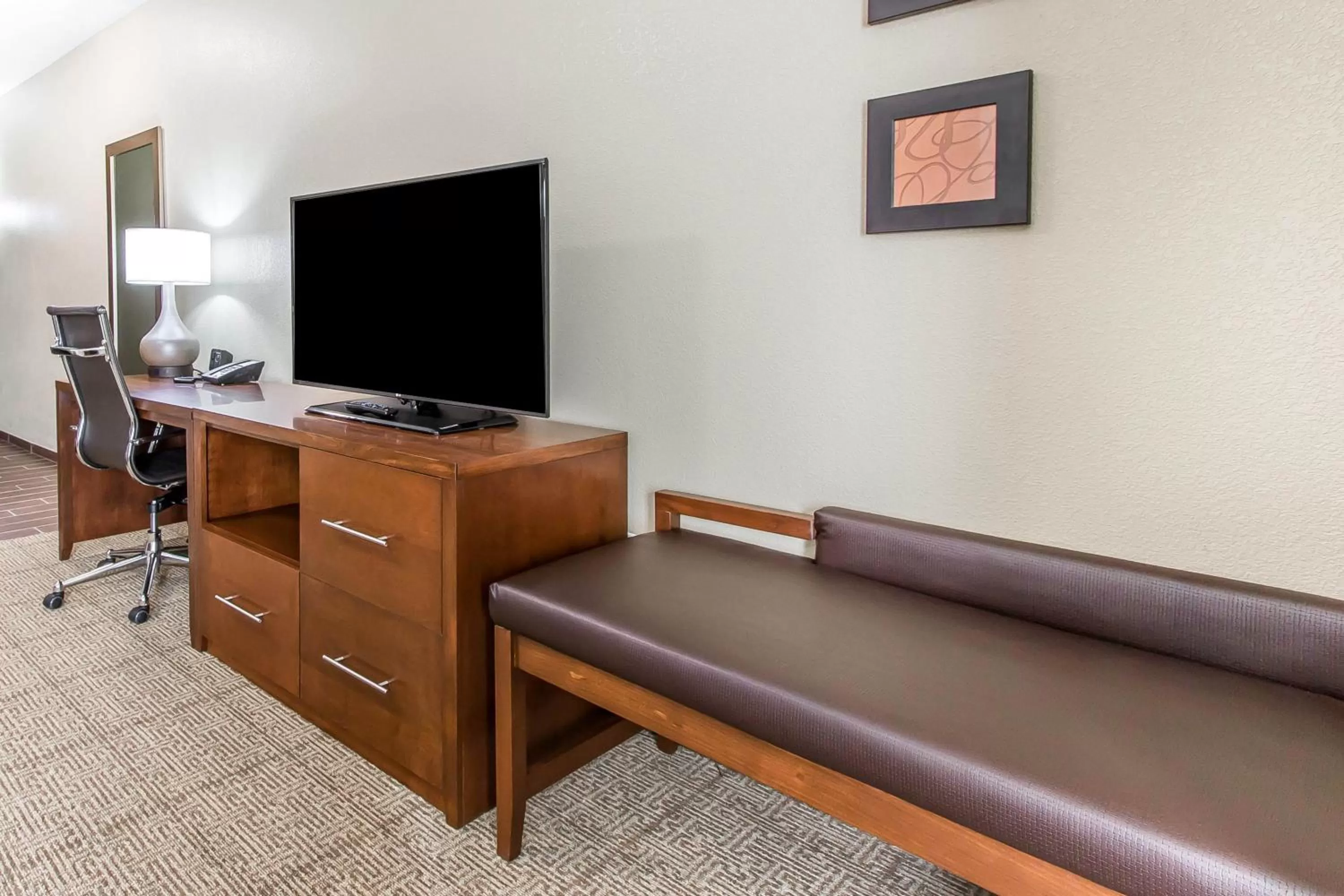 King Suite with Whirlpool - Non-Smoking in Comfort Suites West Omaha