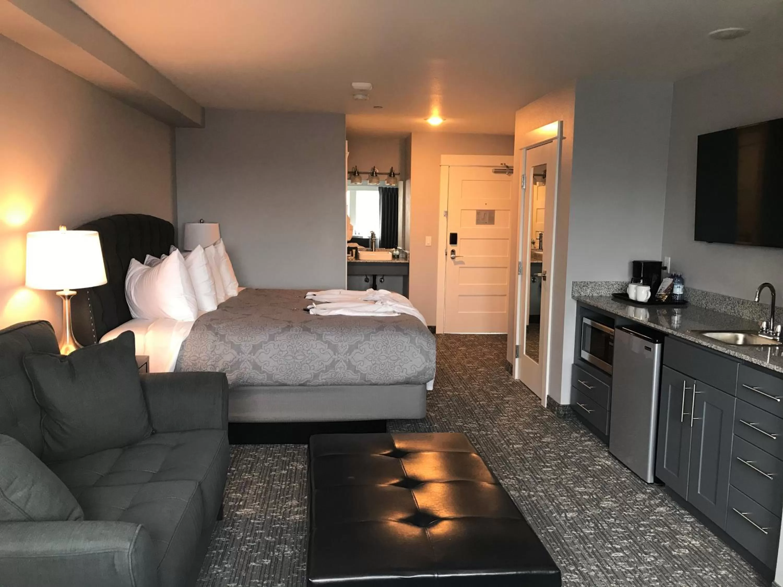 Partial Oceanview, Jetted Tub, Fireplace, King Bed (Tidal Suite) in Starfish Manor Oceanfront Hotel