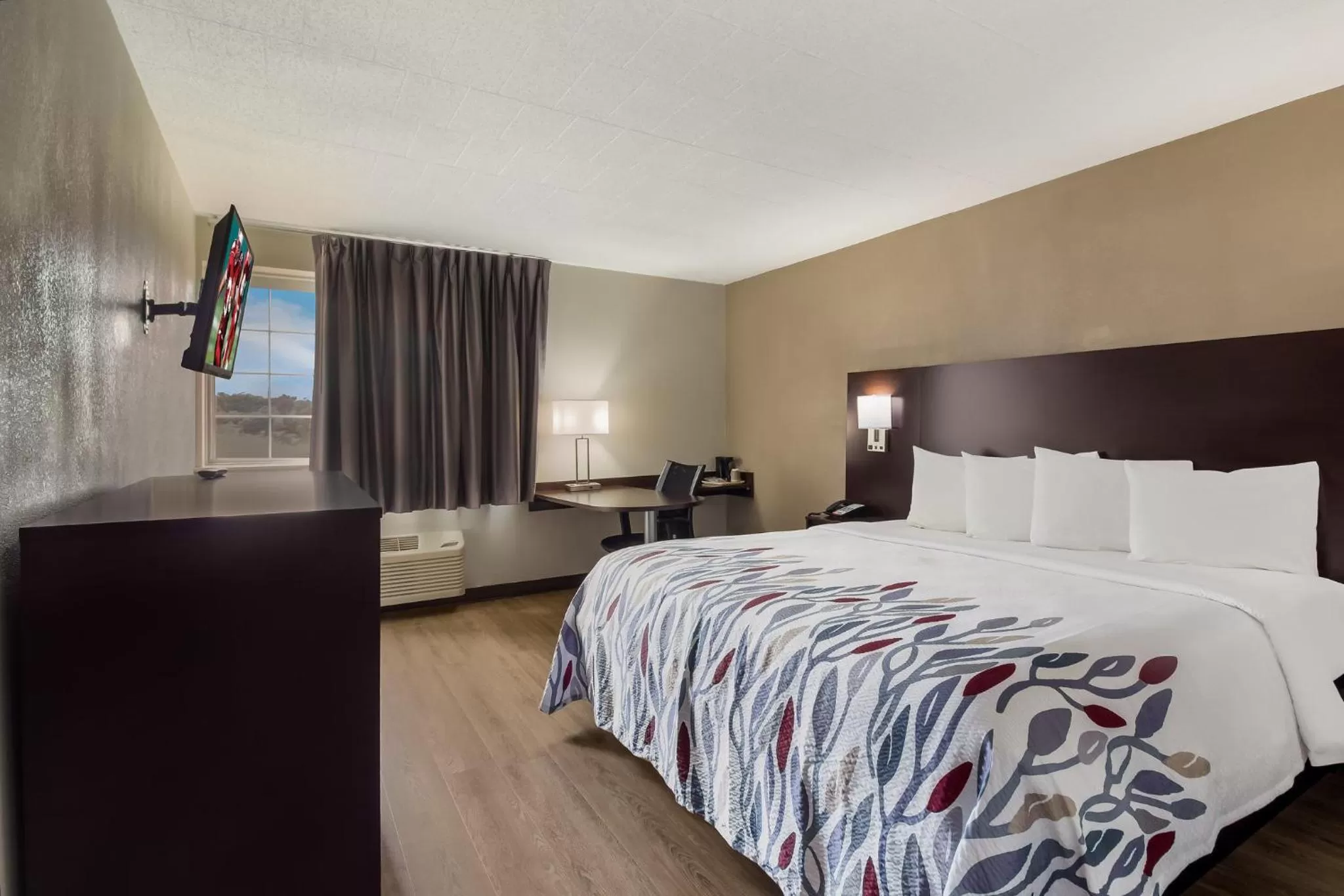  Superior King Room with Kitchenette Non-Smoking in Red Roof Inn New Stanton