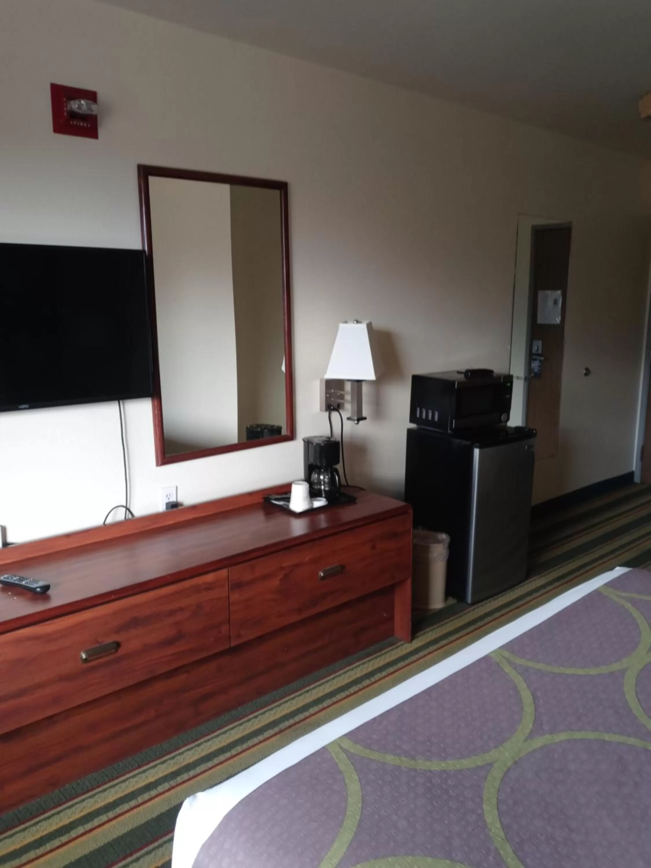 Queen Room - Mobility Access/Non-Smoking in Super 8 by Wyndham Windsor
