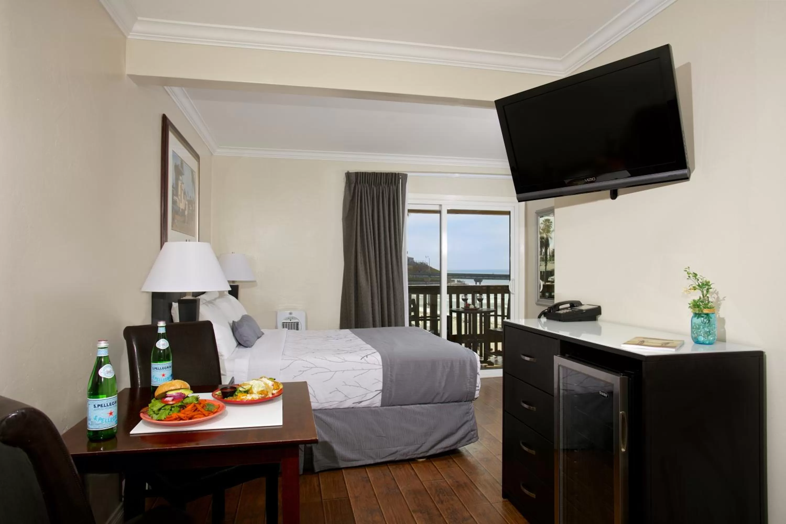 Queen Room with Ocean View and Balcony in Ocean Beach Hotel