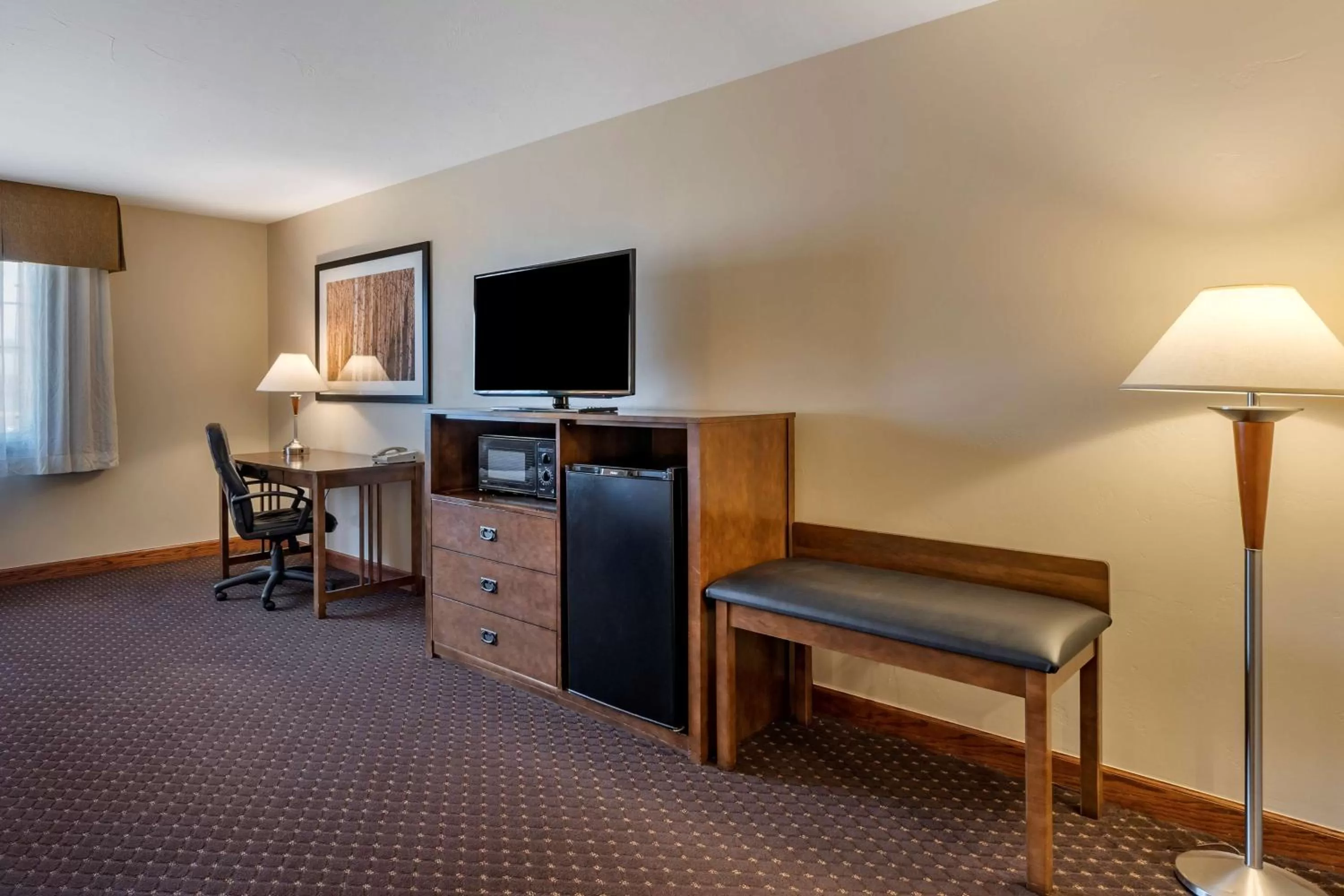 Queen Room with Two Queen Beds with Roll-In Shower - Mobility Access in Best Western Desert Inn