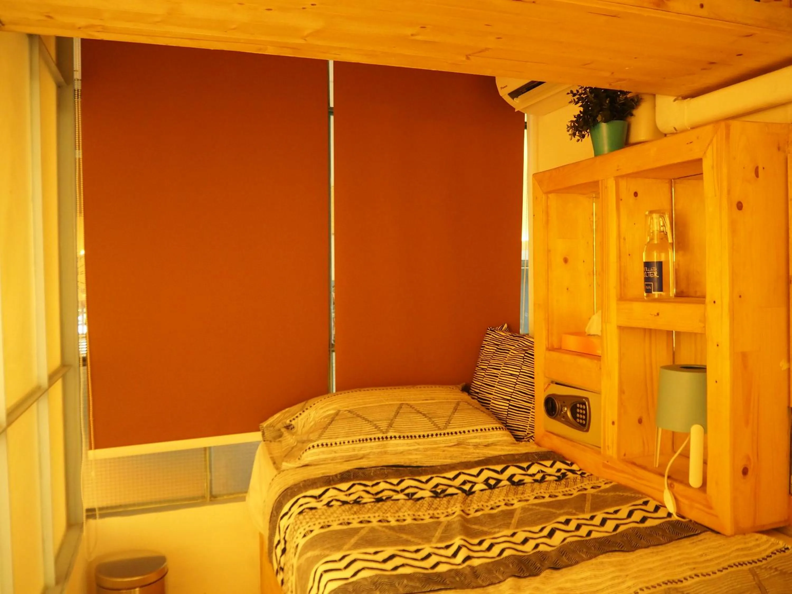 Single Room with Shared Shower and Toilet in Blu Cabin Ari Stylish Gay Poshtel