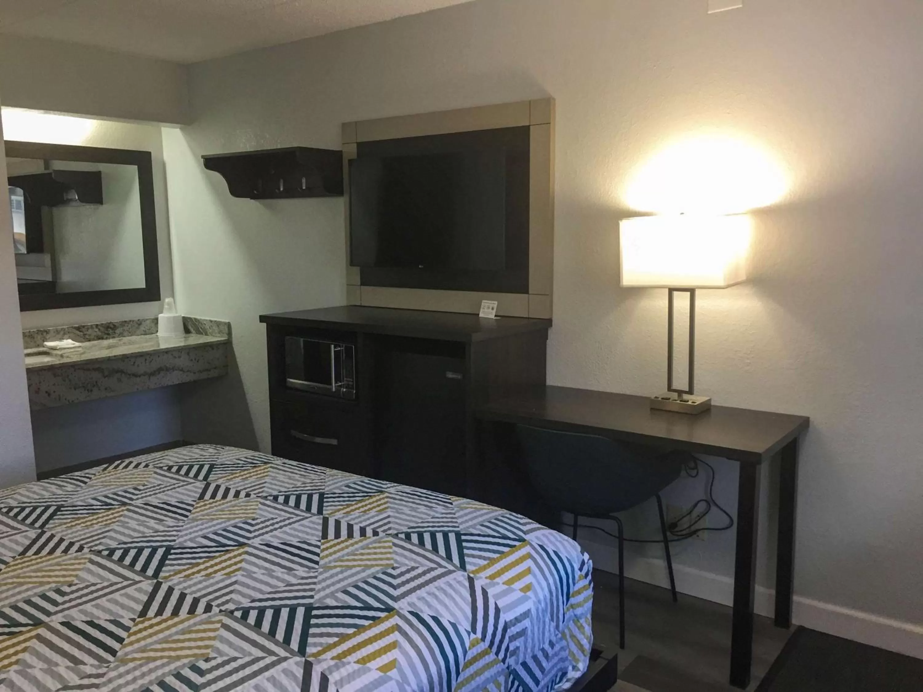 Deluxe Queen Room - single occupancy - Smoking in Motel 6-Burnsville, MN