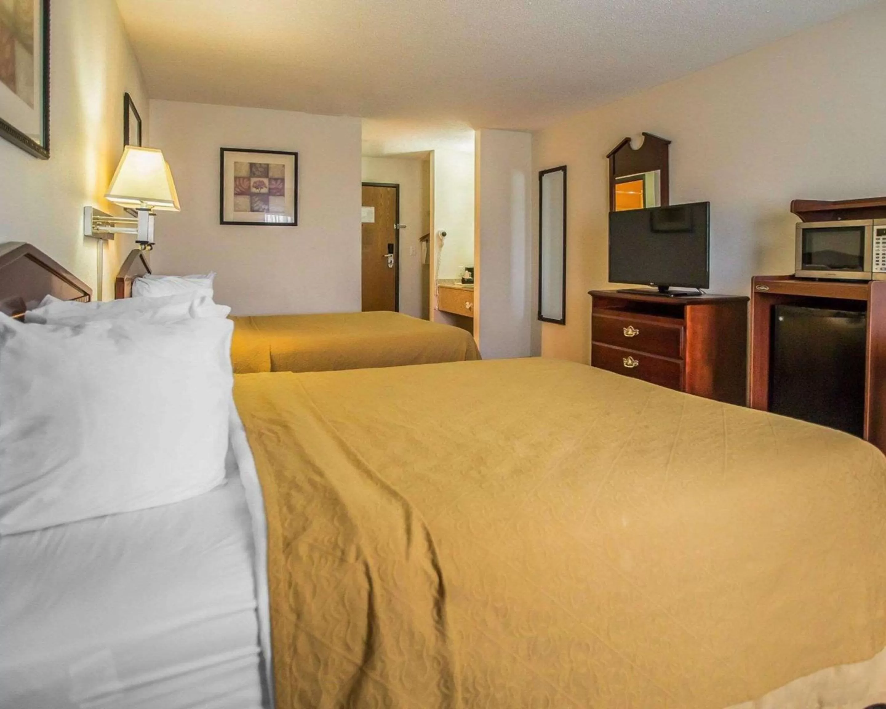 Queen Room with Two Queen Beds - Non-Smoking in Quality Inn Peru near Starved Rock State Park