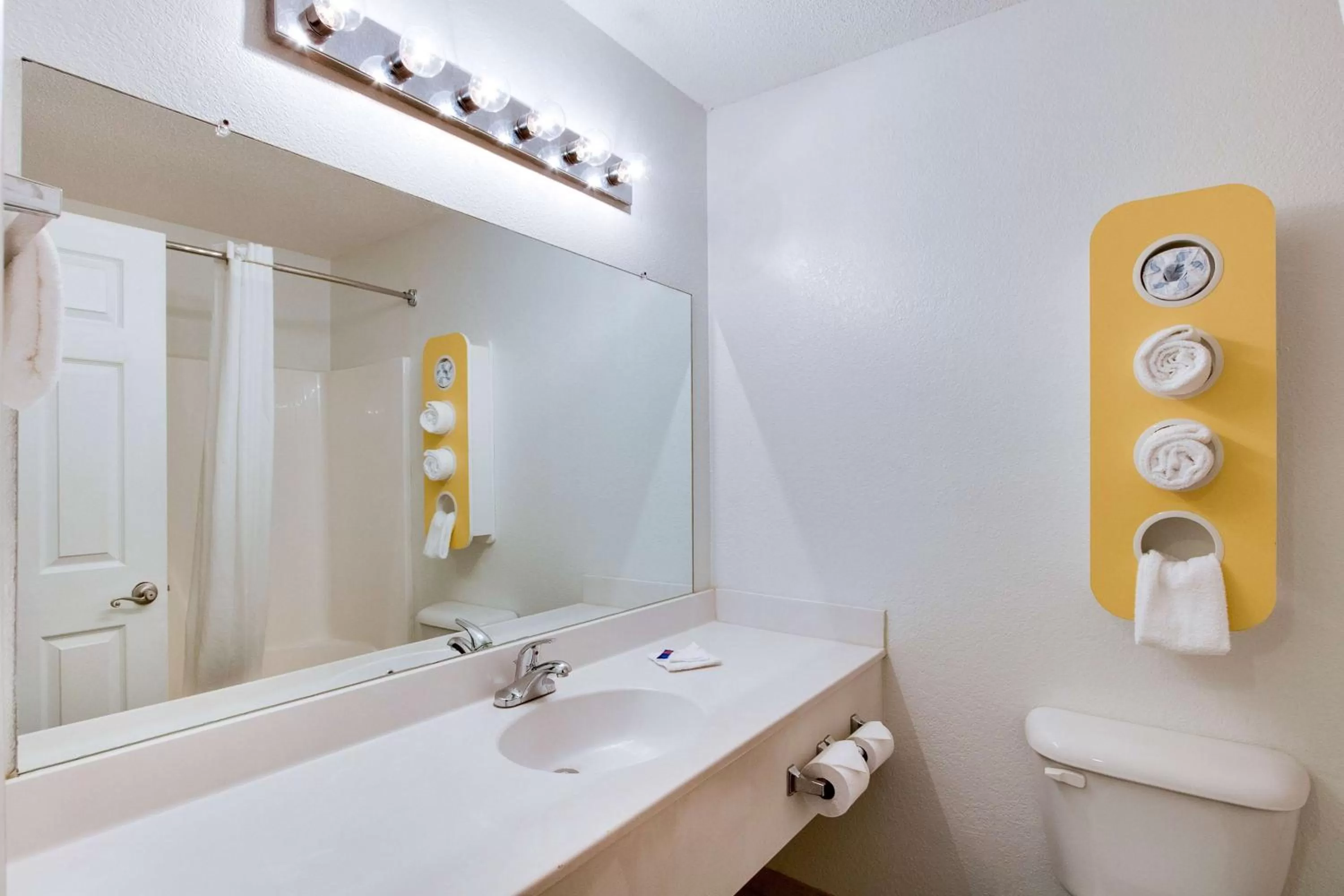 King Room - Non-Smoking in Motel 6-Hinesville, GA