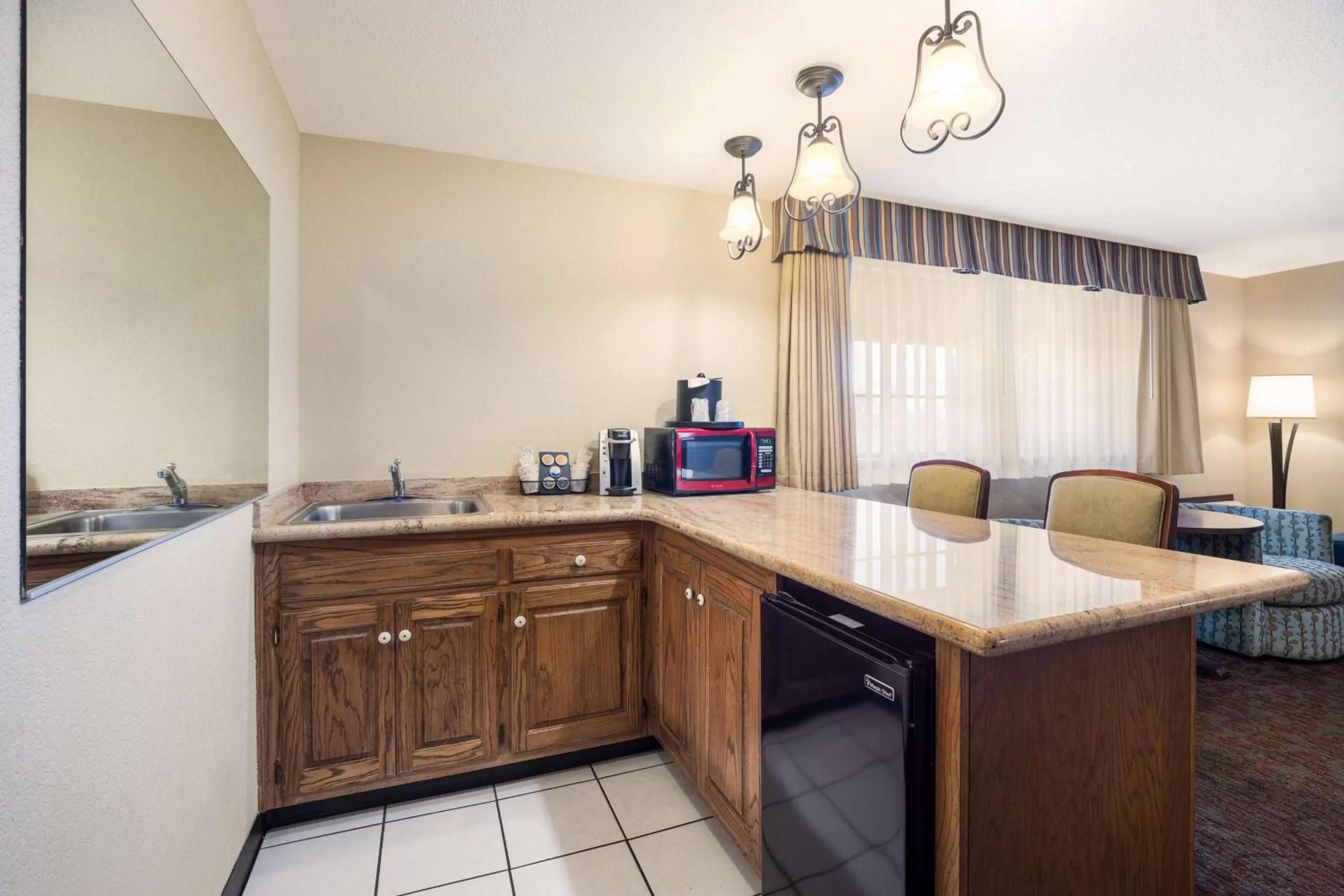King Suite with Wet Bar - Non-Smoking in Best Western Windsor Inn