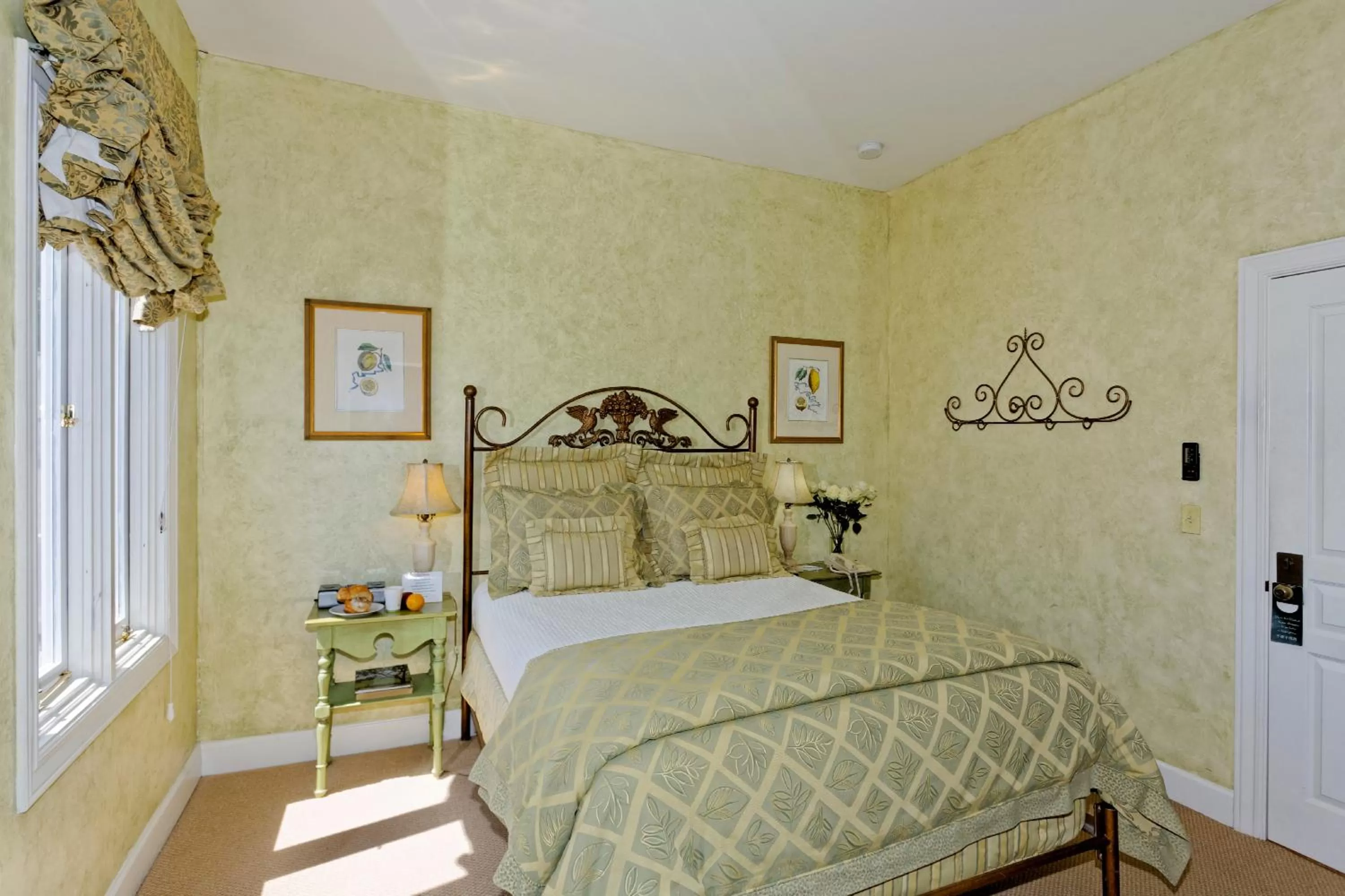 Standard Queen Room in Hotel Sausalito