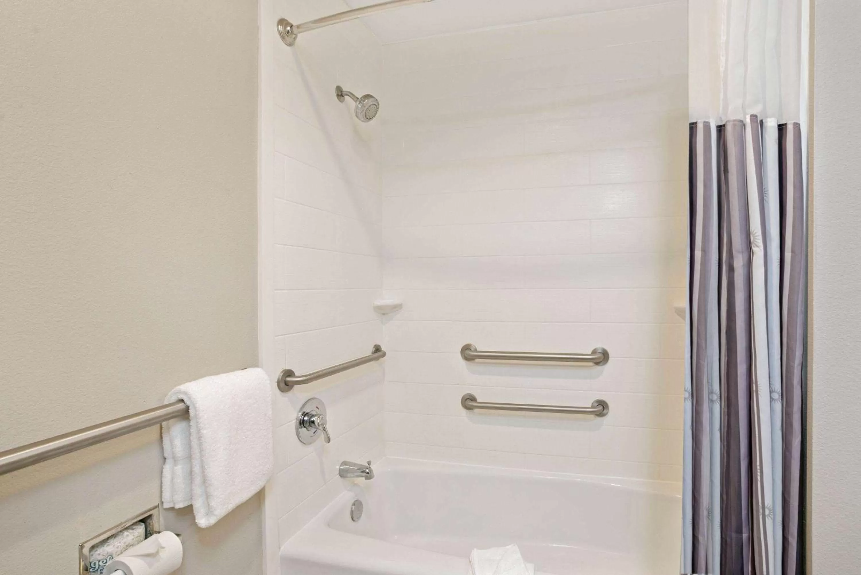 Deluxe King Room with Bath Tub - Mobility/Hearing Accessible - Non-Smoking in La Quinta by Wyndham Corpus Christi - Portland
