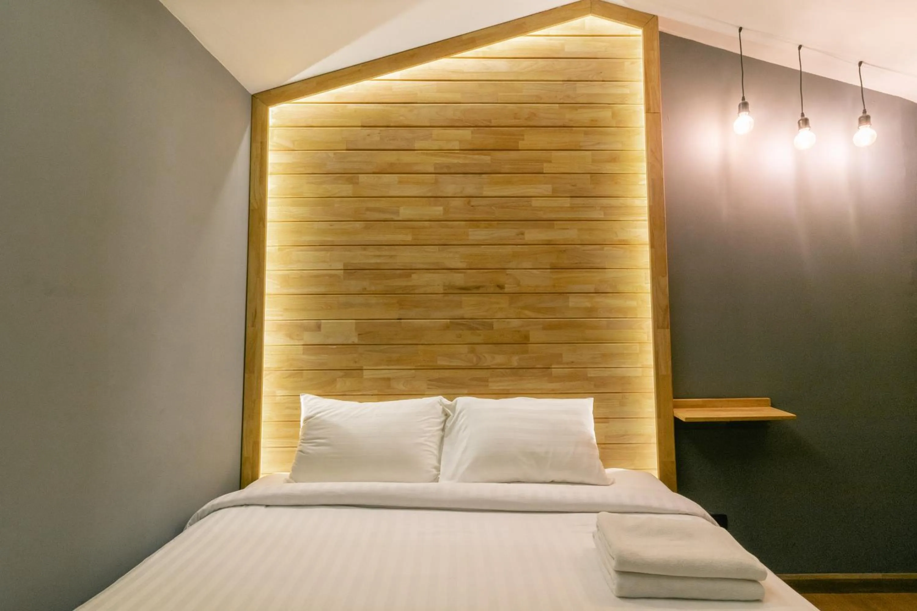 Deluxe King Room in Timber Hostel by ZUZU