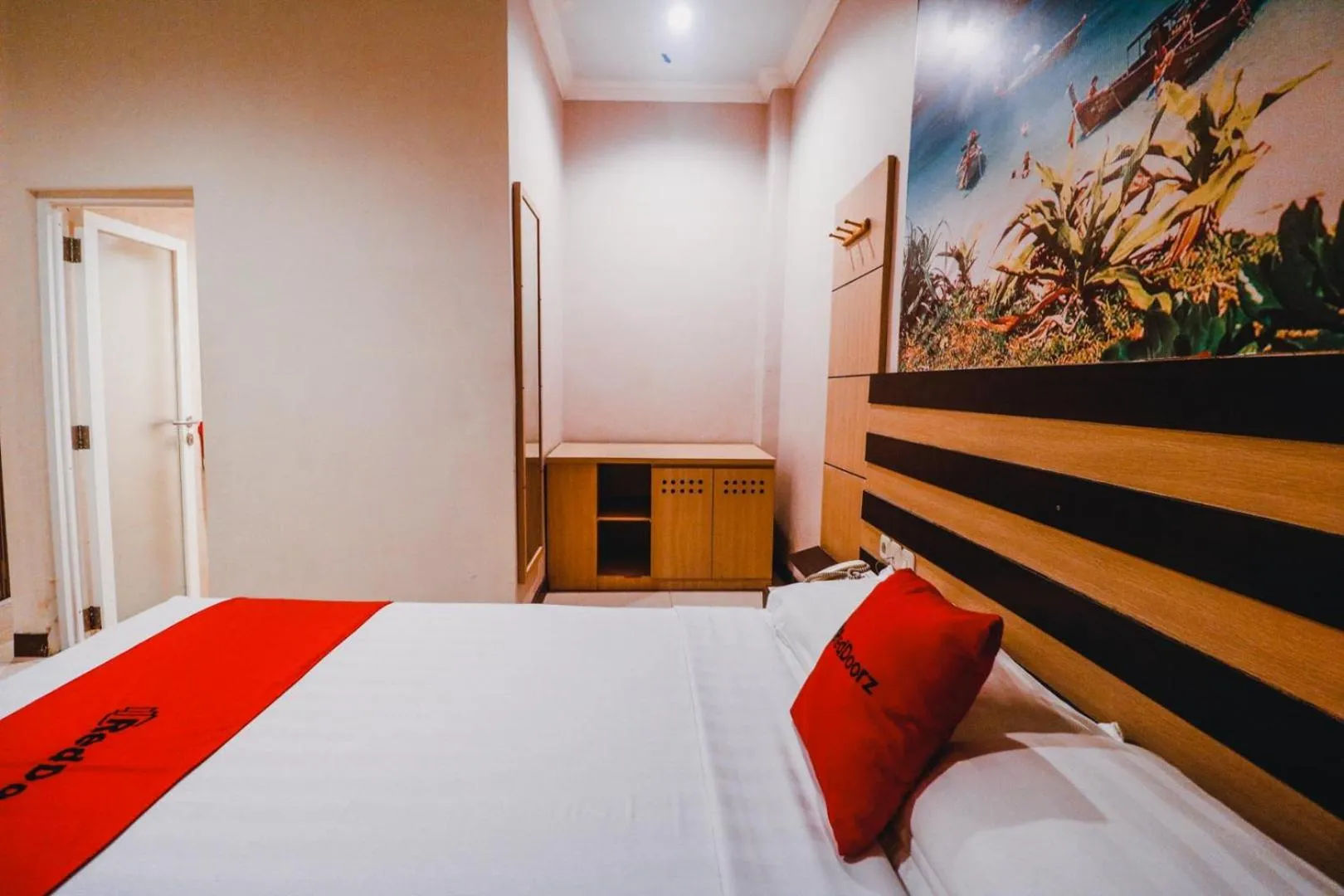 Deluxe Twin Room in Reddoorz Plus near Makassar Town Square
