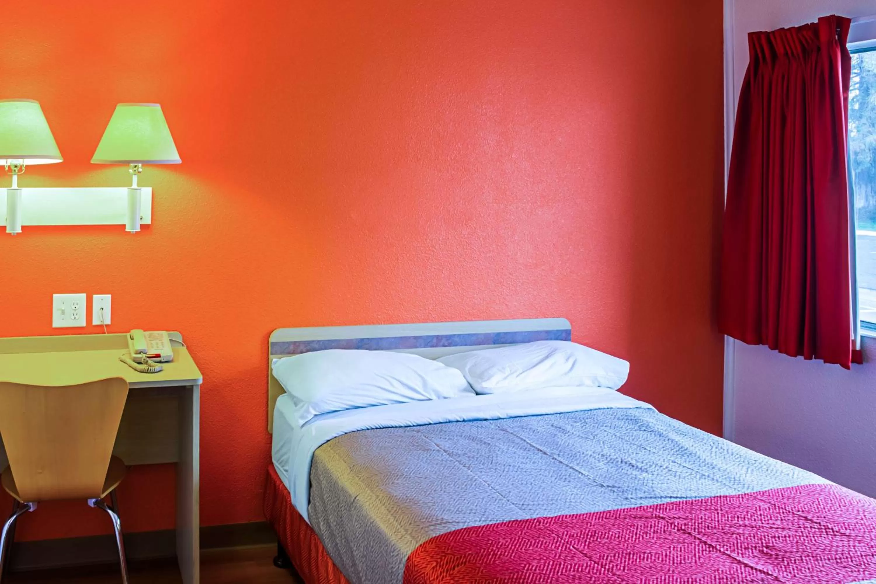 Queen Room - Non-Smoking in Motel 6-Porterville, CA