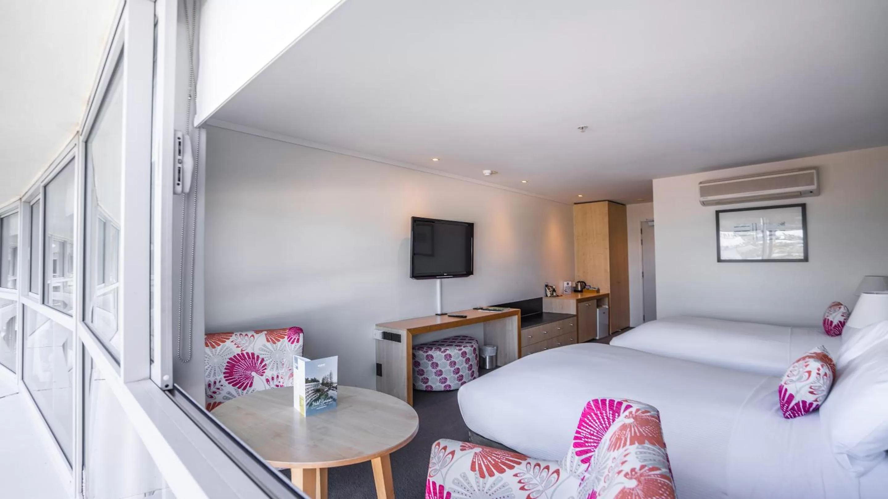 Superior Twin Room in Scenic Hotel Te Pania