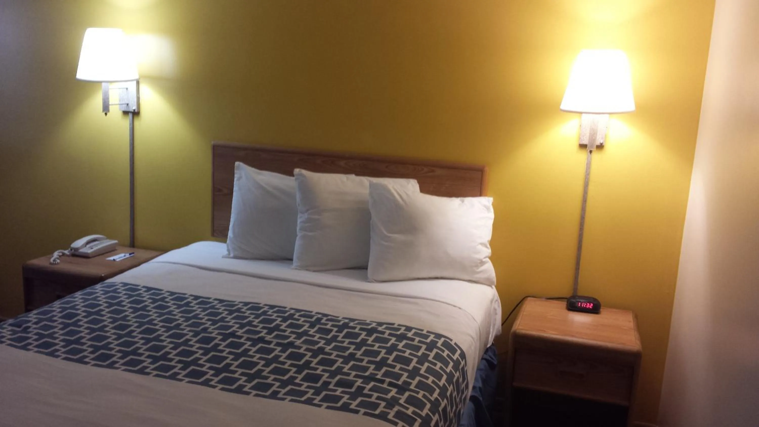 Queen Room - Smoking in Rodeway Inn & Suites