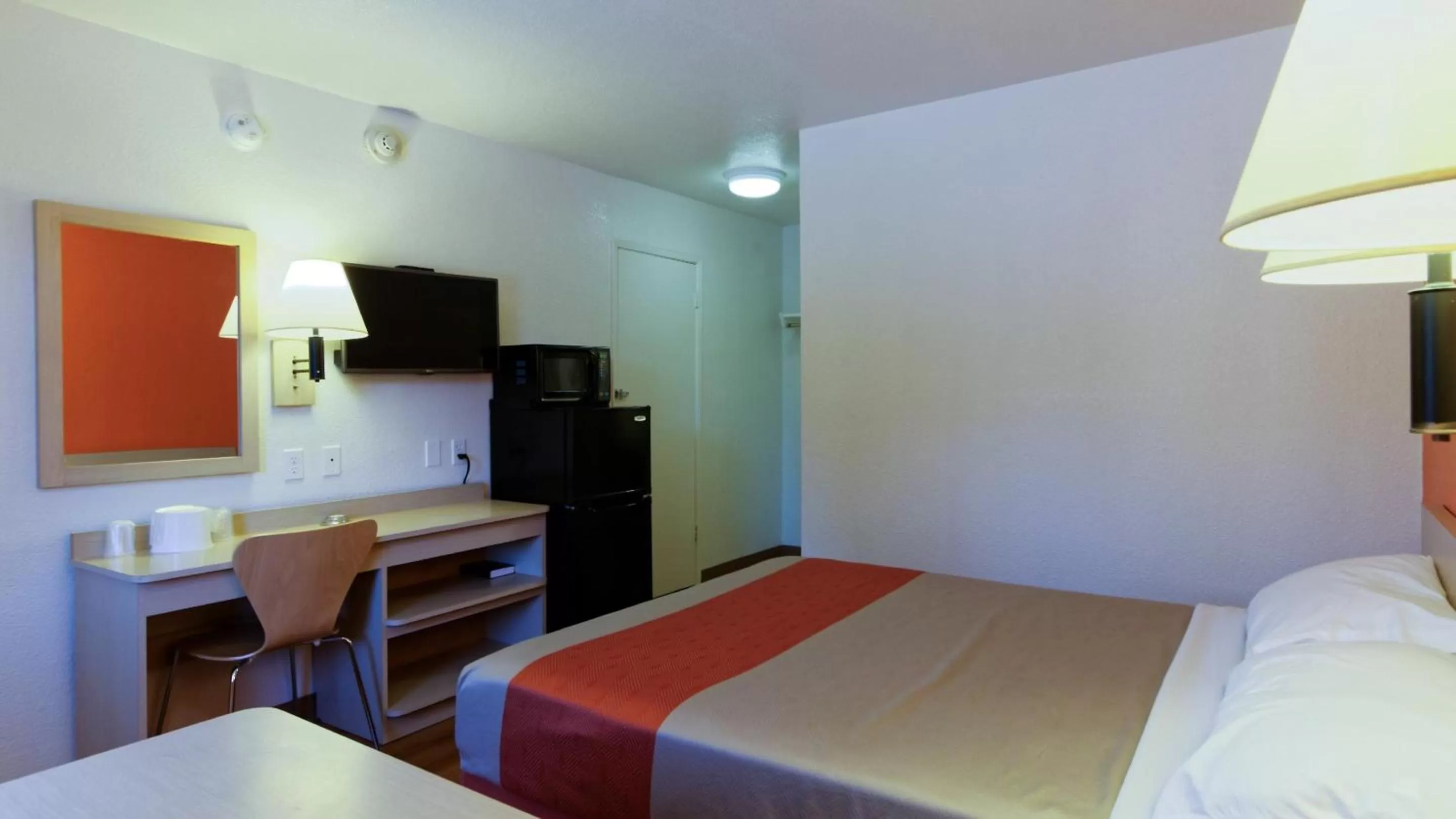 TV and multimedia, Bed in Motel 6-Chico, CA