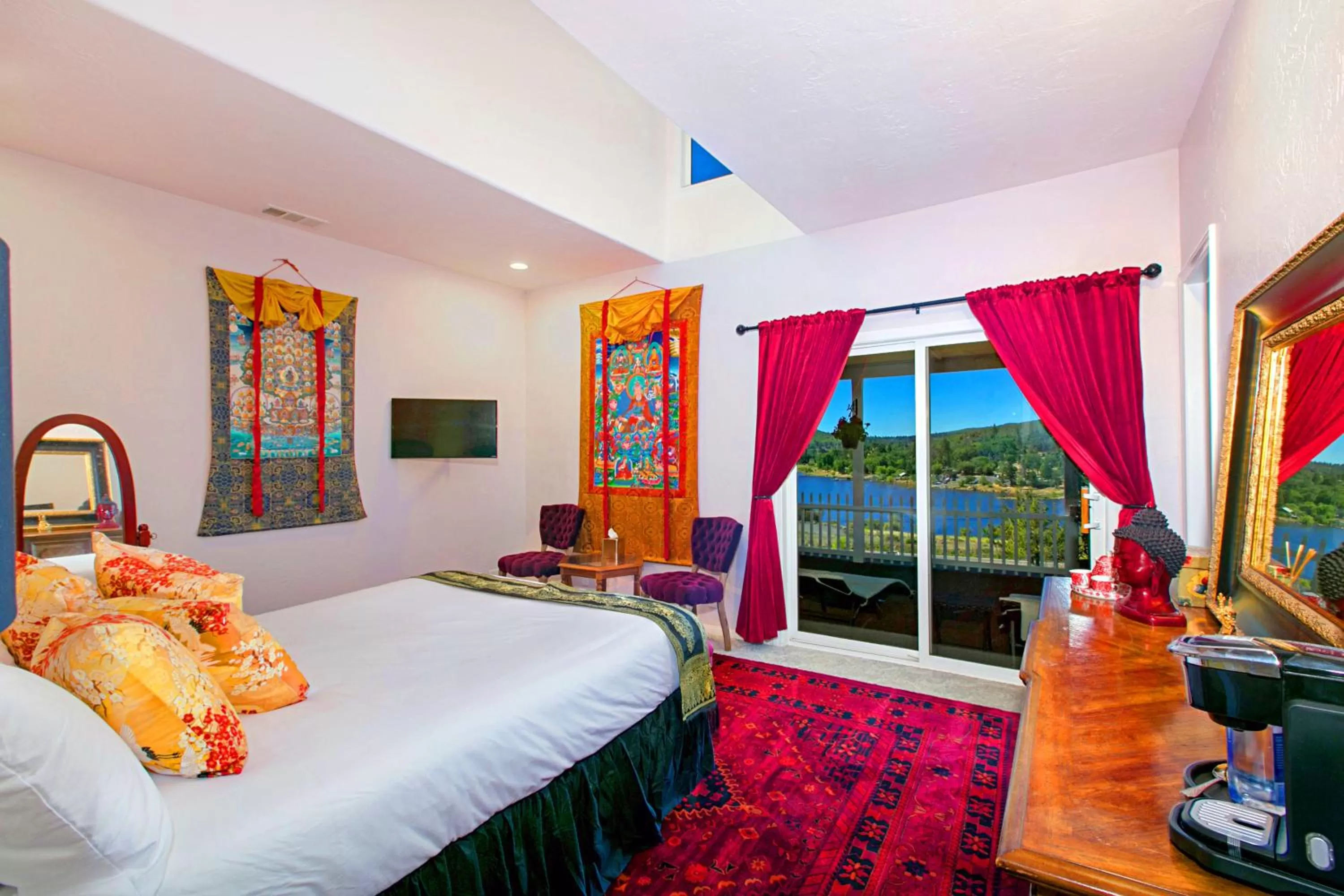 Double Room with Lake View in Quiet Mind Mountain Lodge, Retreat & Spa
