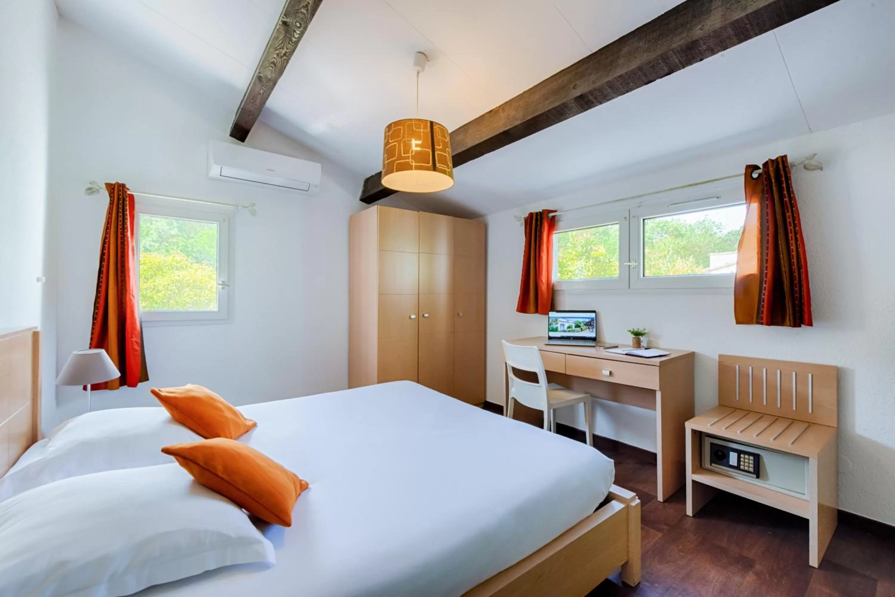 Photo of the whole room, Bed in Comfort Aparthotel Mandelieu la Napoule Village