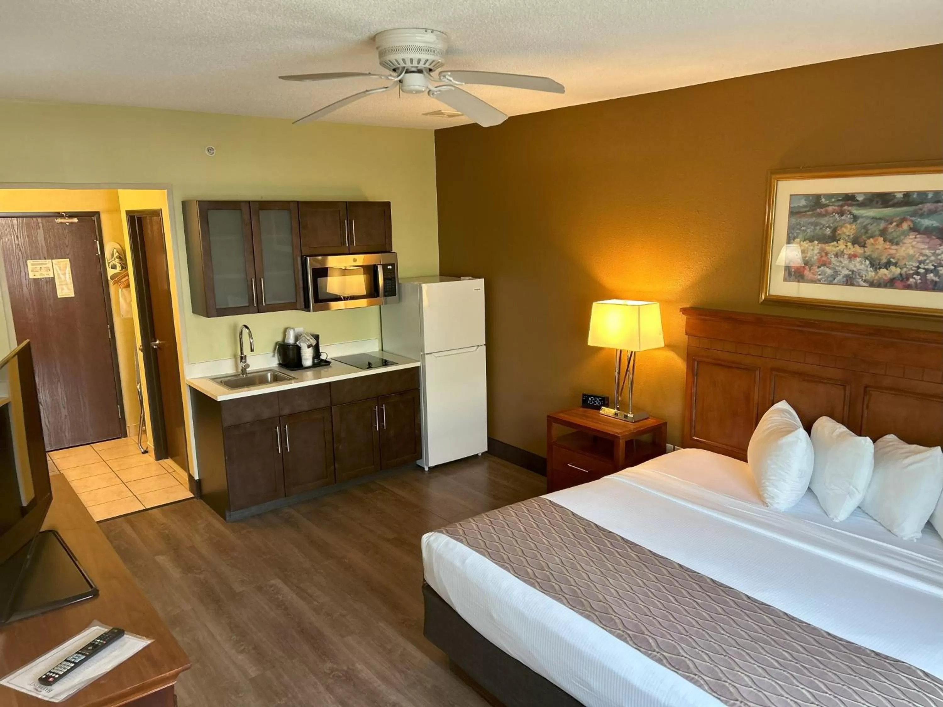 King Suite with Kitchenette - Non-Smoking in Spark by Hilton Walker Grand Rapids North