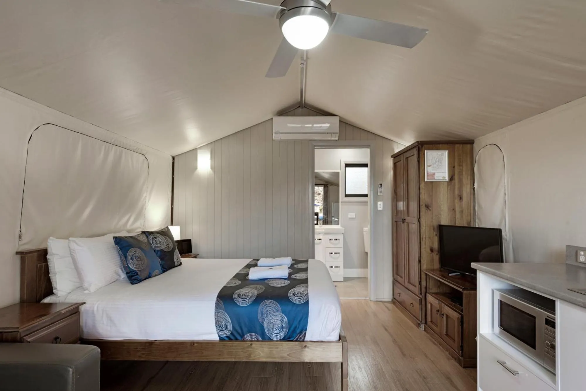 Bedroom, Bed in Discovery Parks - Dubbo