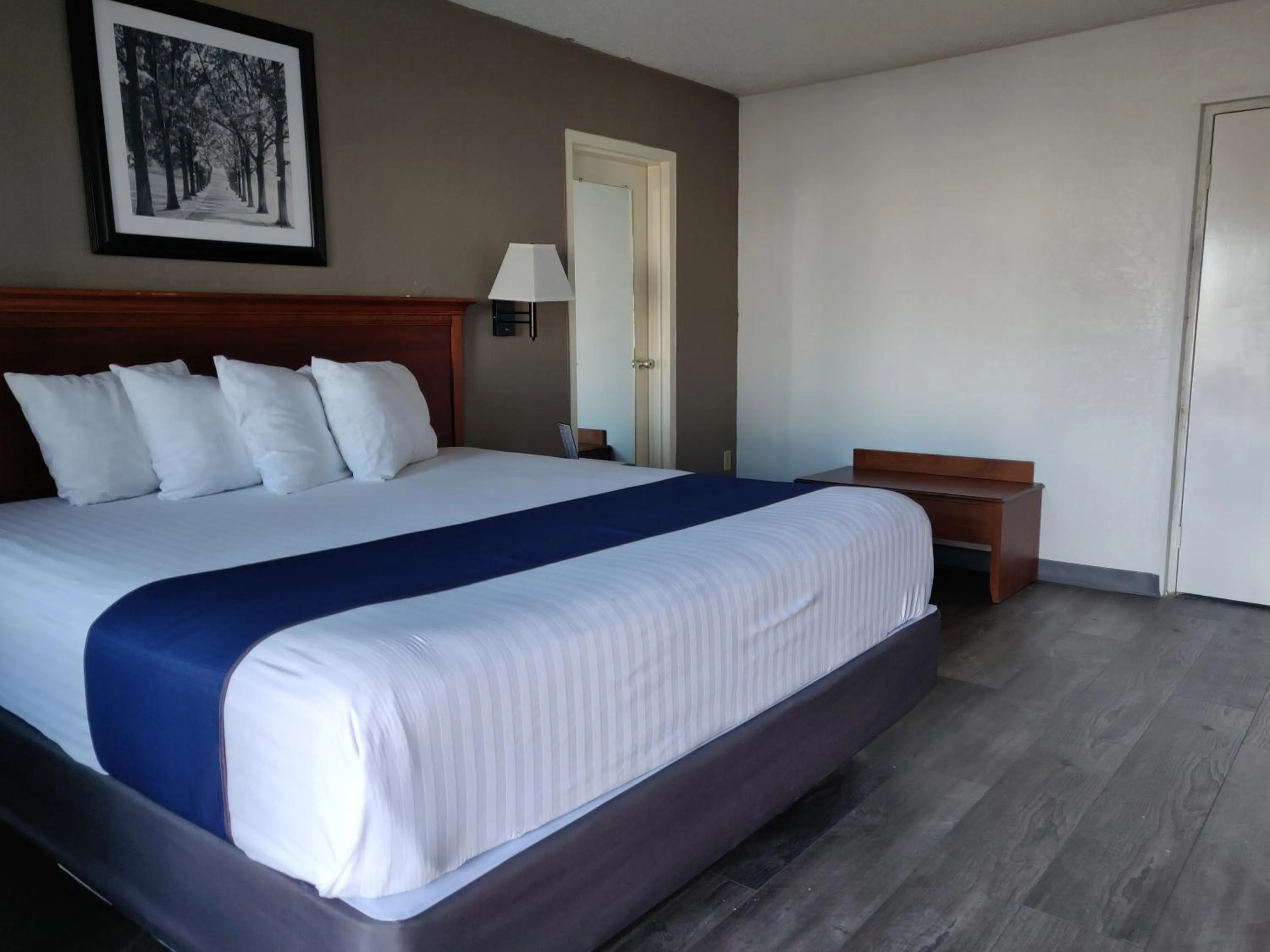 Standard King Room in Cedar Cove