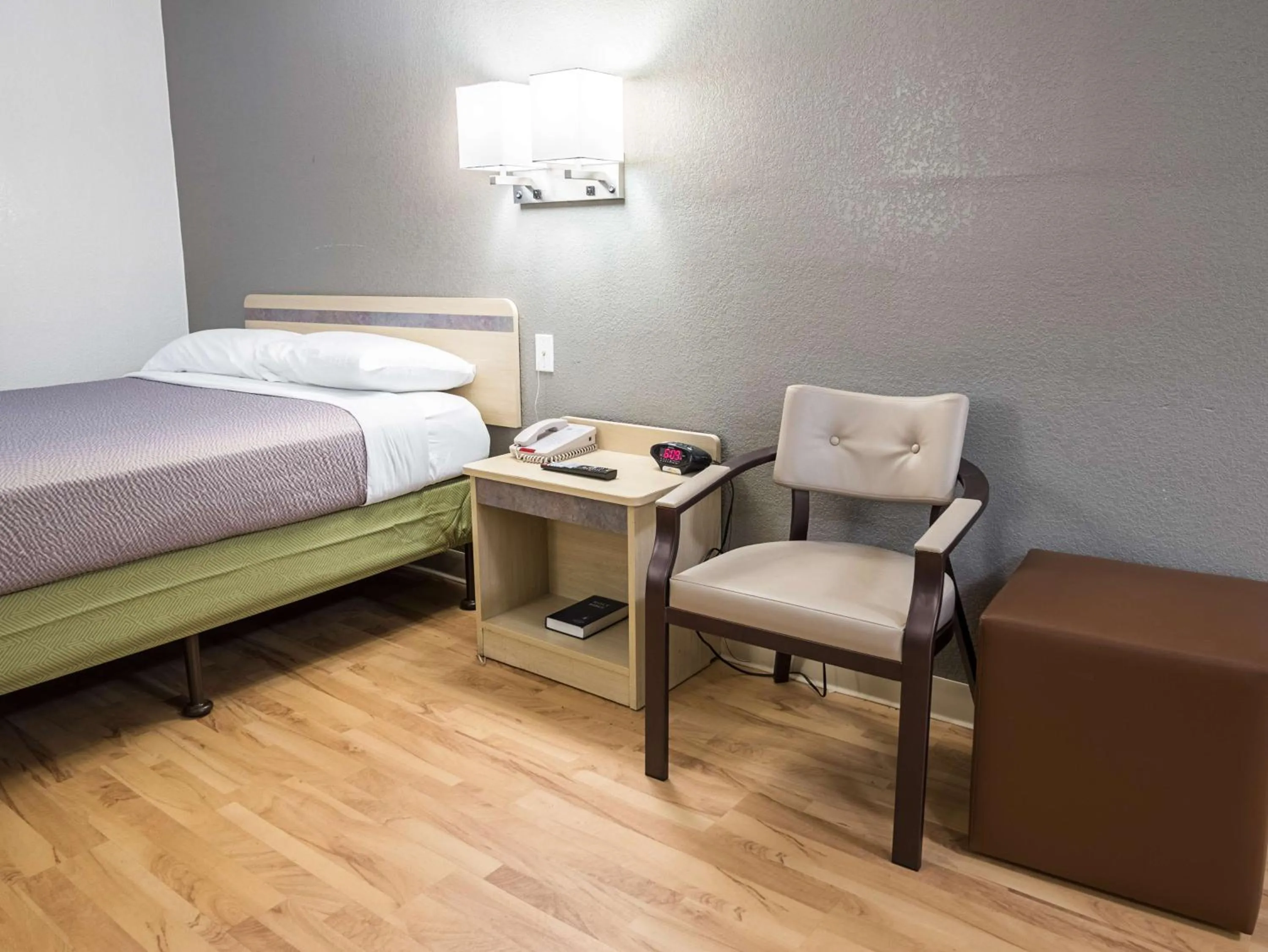 Queen Room - Non-Smoking in Studio 6-Miamisburg, OH - Dayton