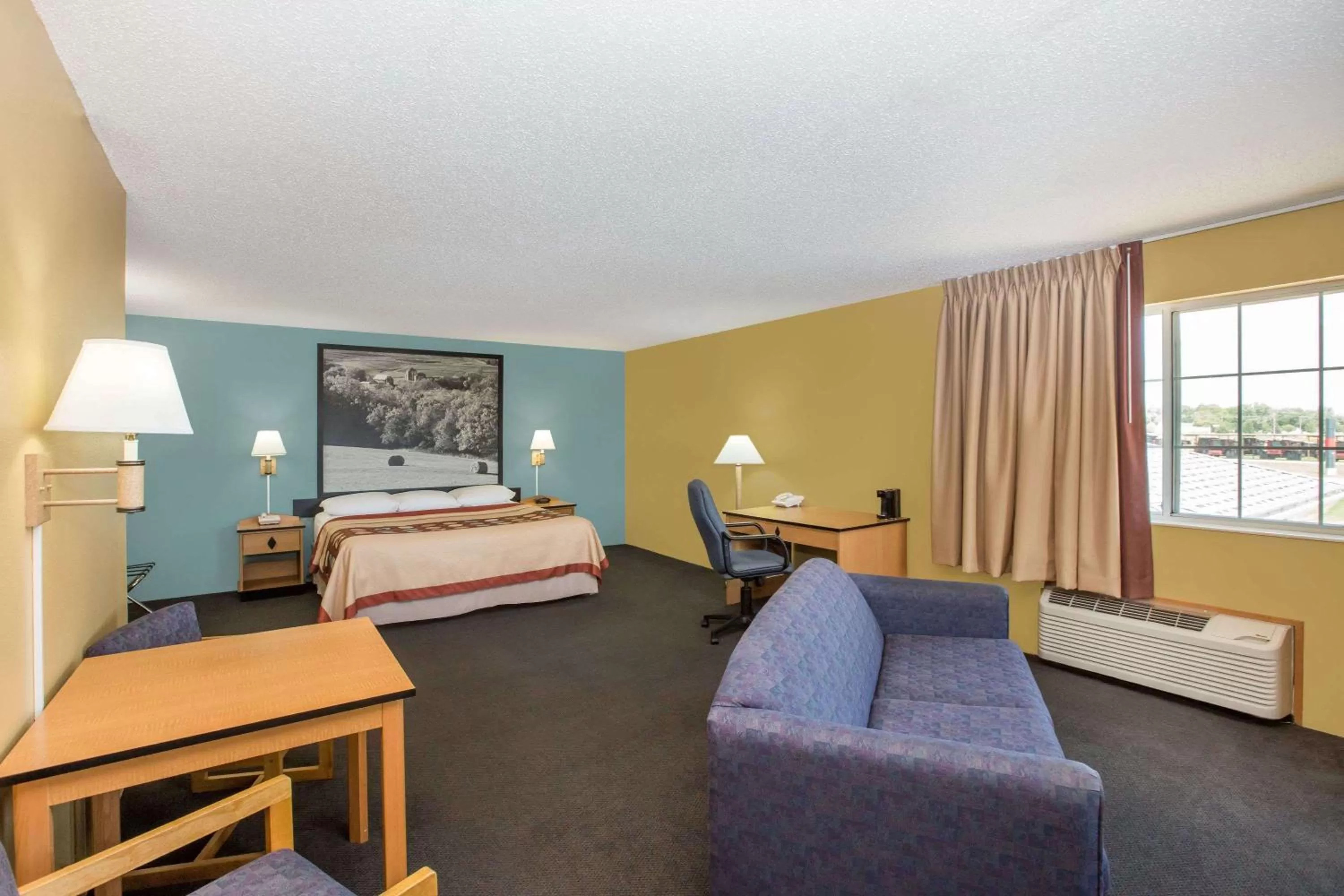 One-Bedroom Superior King Suite - Non-Smoking in Super 8 by Wyndham Clarinda