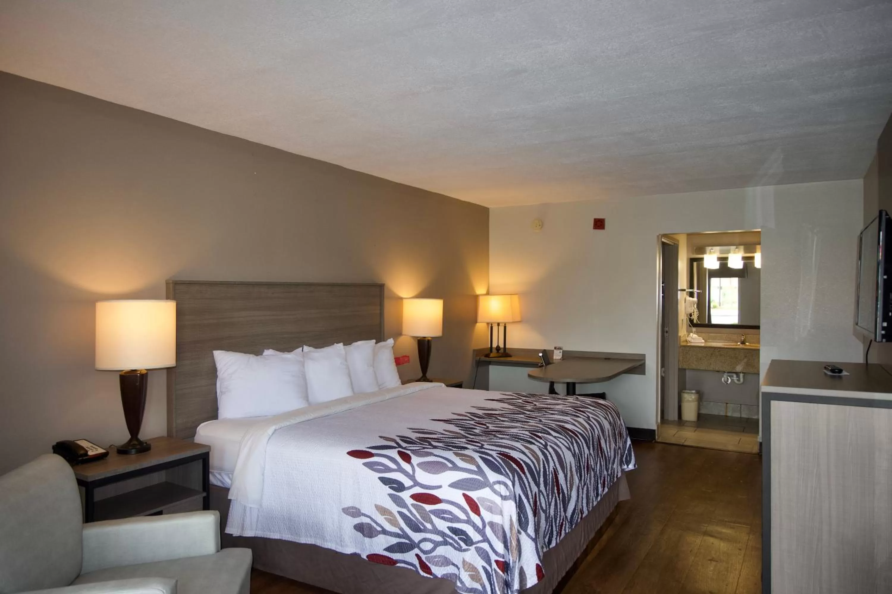 Superior King Room Non-Smoking in Red Roof Inn Savannah North I-95 - Port Wentworth