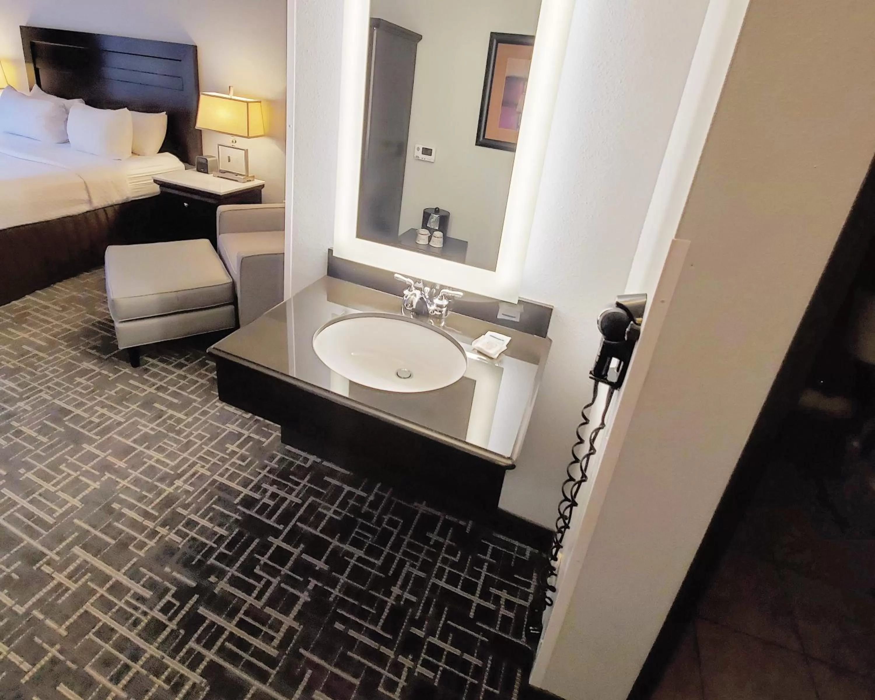 Standard King Room with Mobility Accessible Tub in Crowne Plaza Milwaukee South by IHG