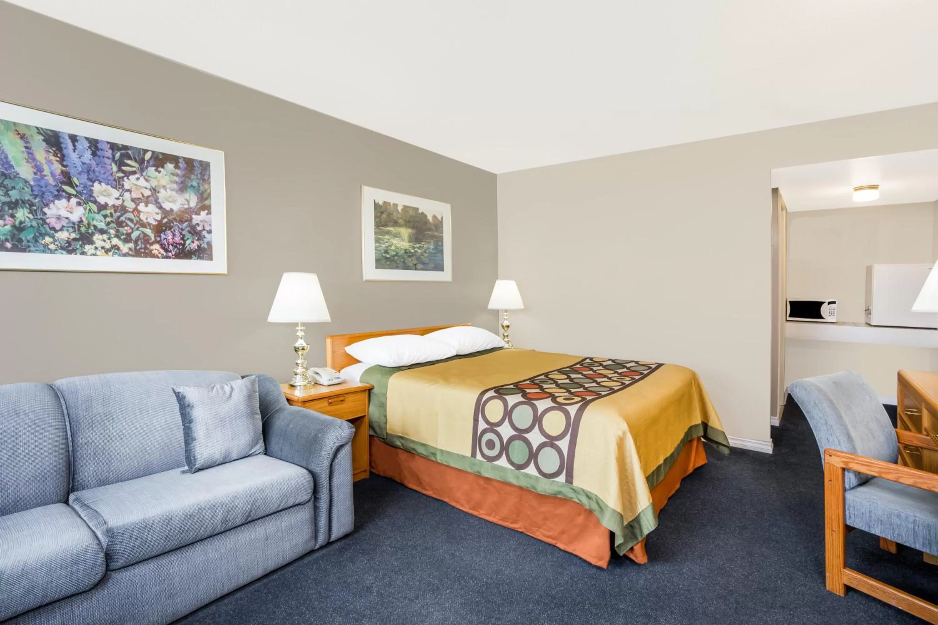 Queen Room in Super 8 by Wyndham Quesnel BC