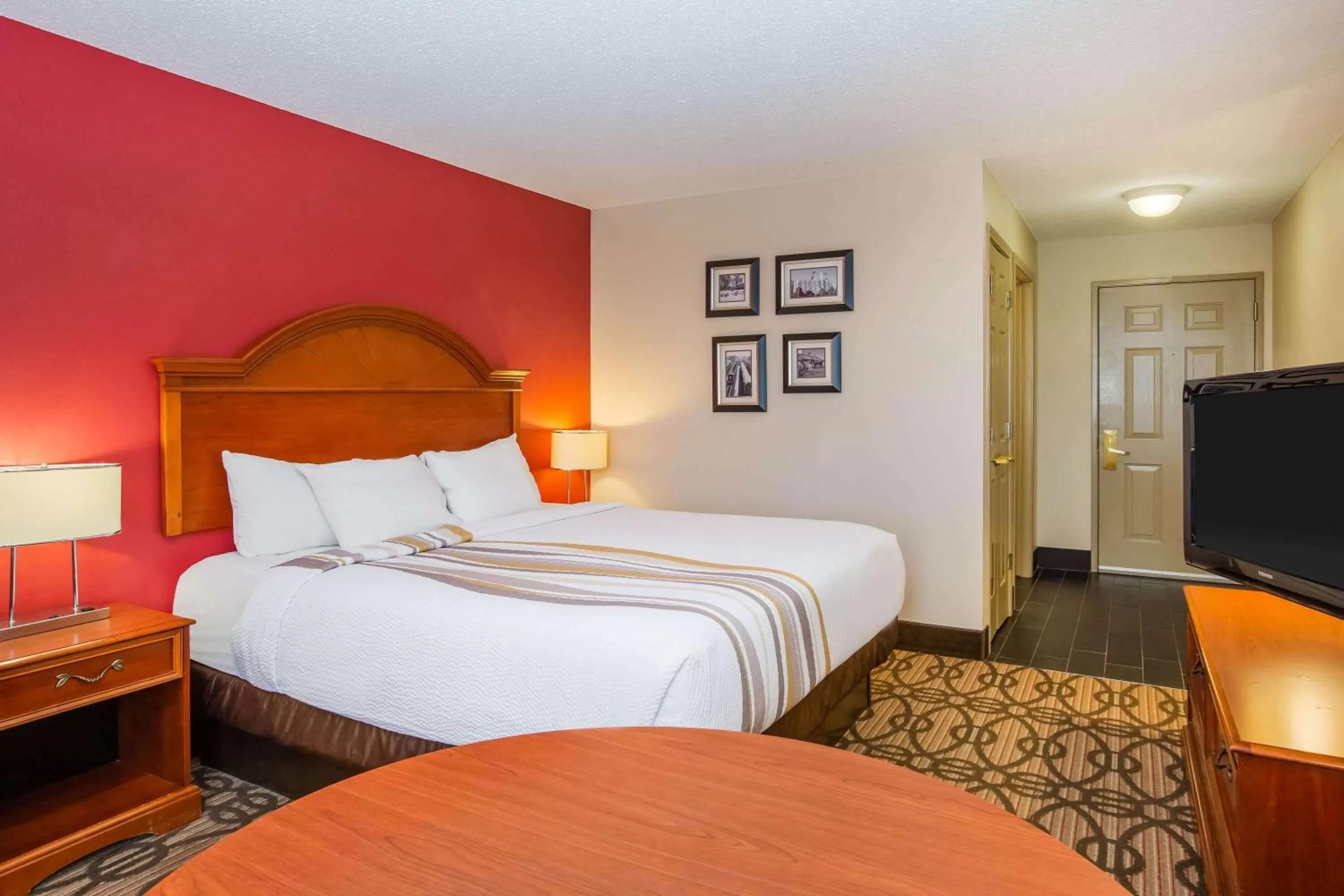 King Bed with Roll-In Shower - Mobility Accessible/Non-Smoking in La Quinta by Wyndham North Platte