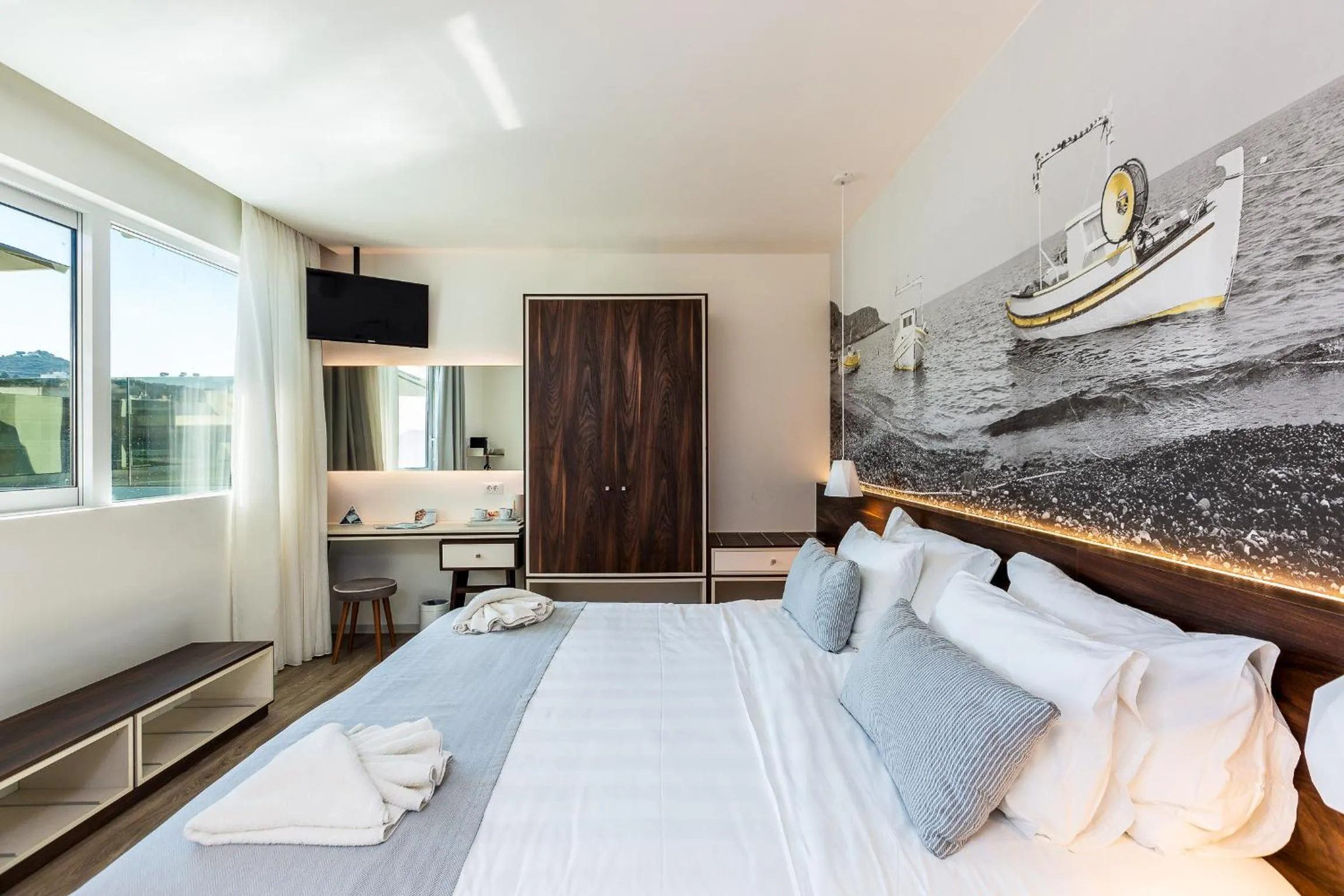 Executive Suite with Jetted Tub in Atrium Ambiance Hotel